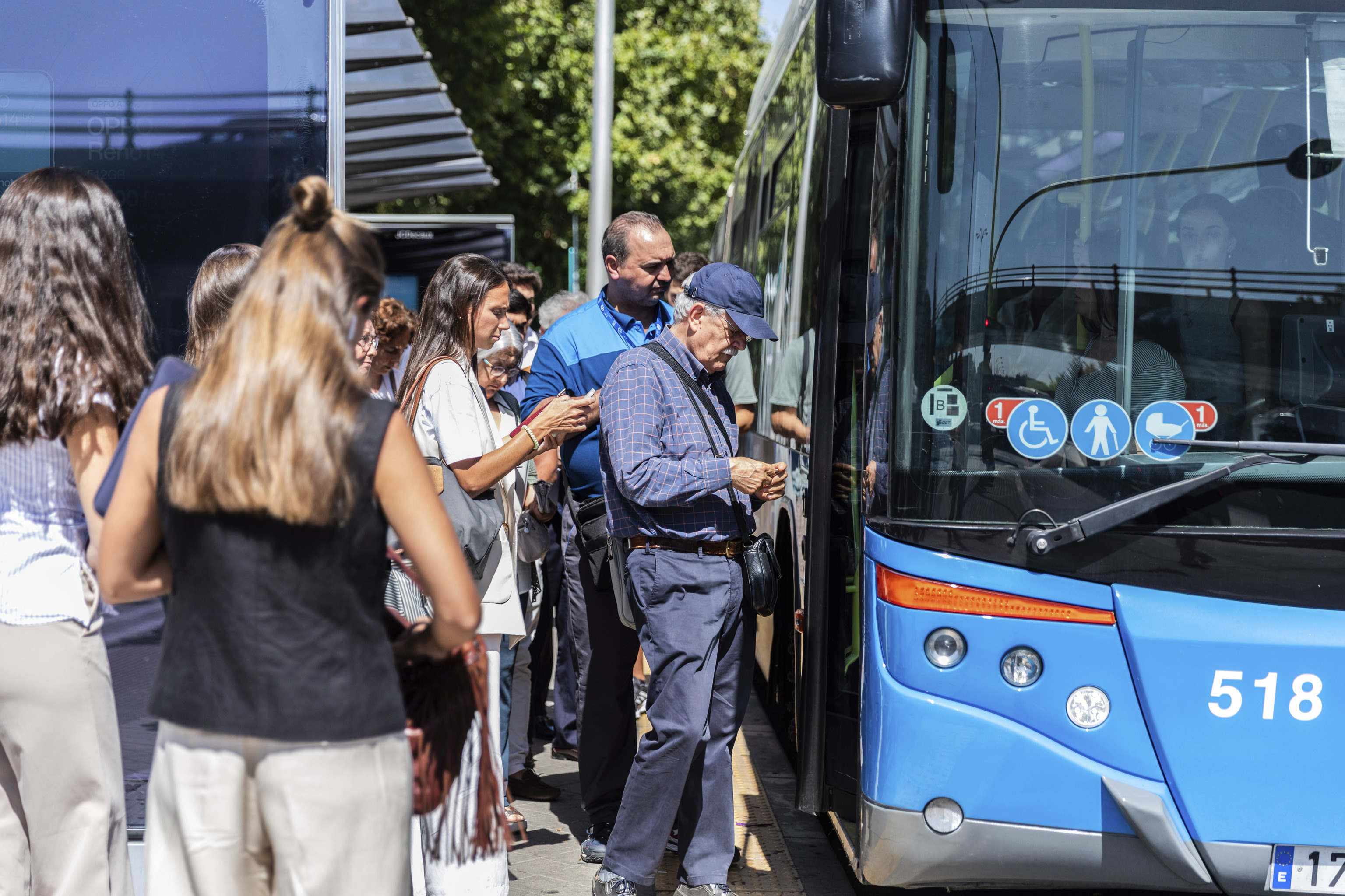 Varios viajeros acceden al autobús urbano de Madrid.
