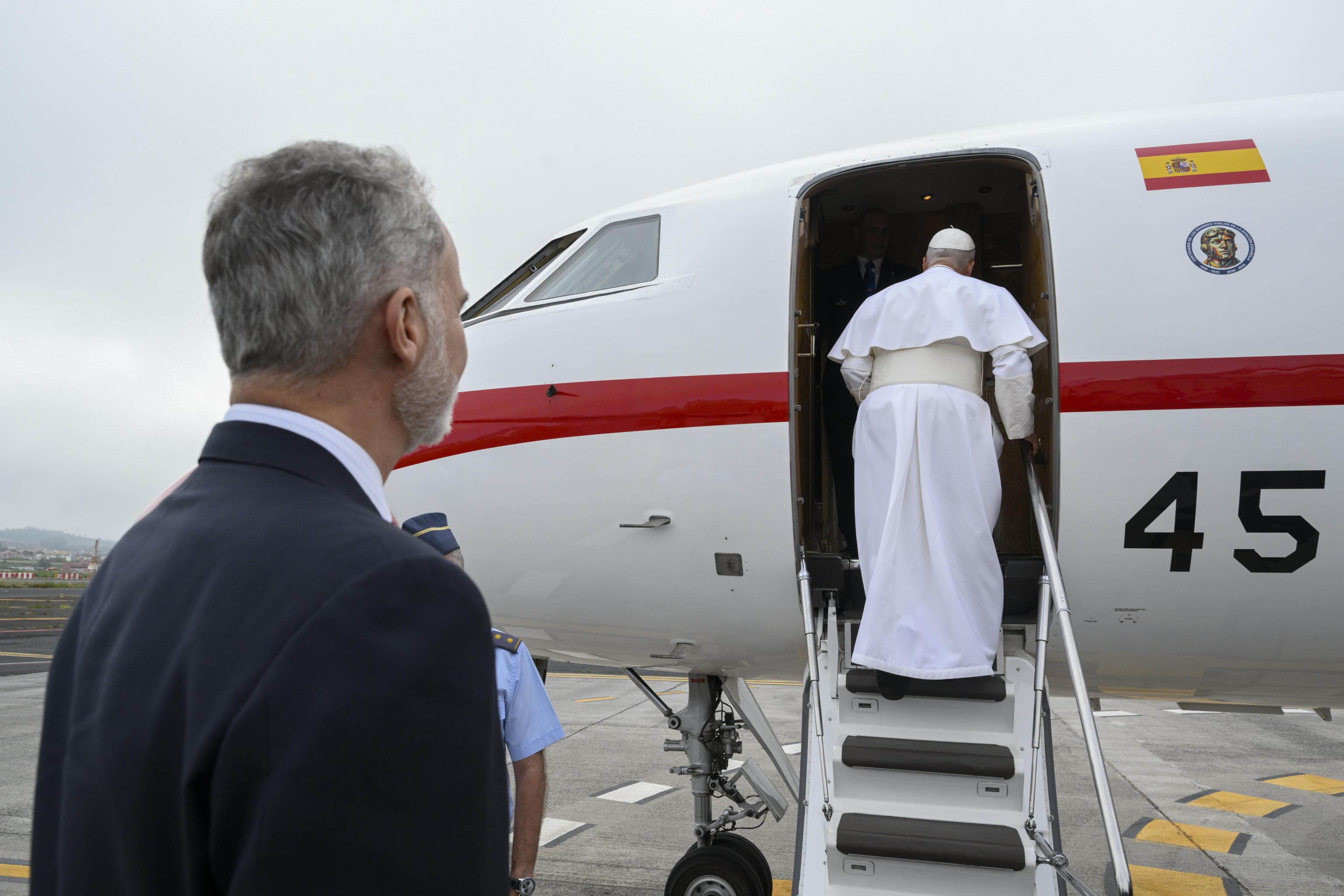 El Rey Felipe VI despide al Papa León XIV, ayer en el aeropuerto de Tenerife Norte