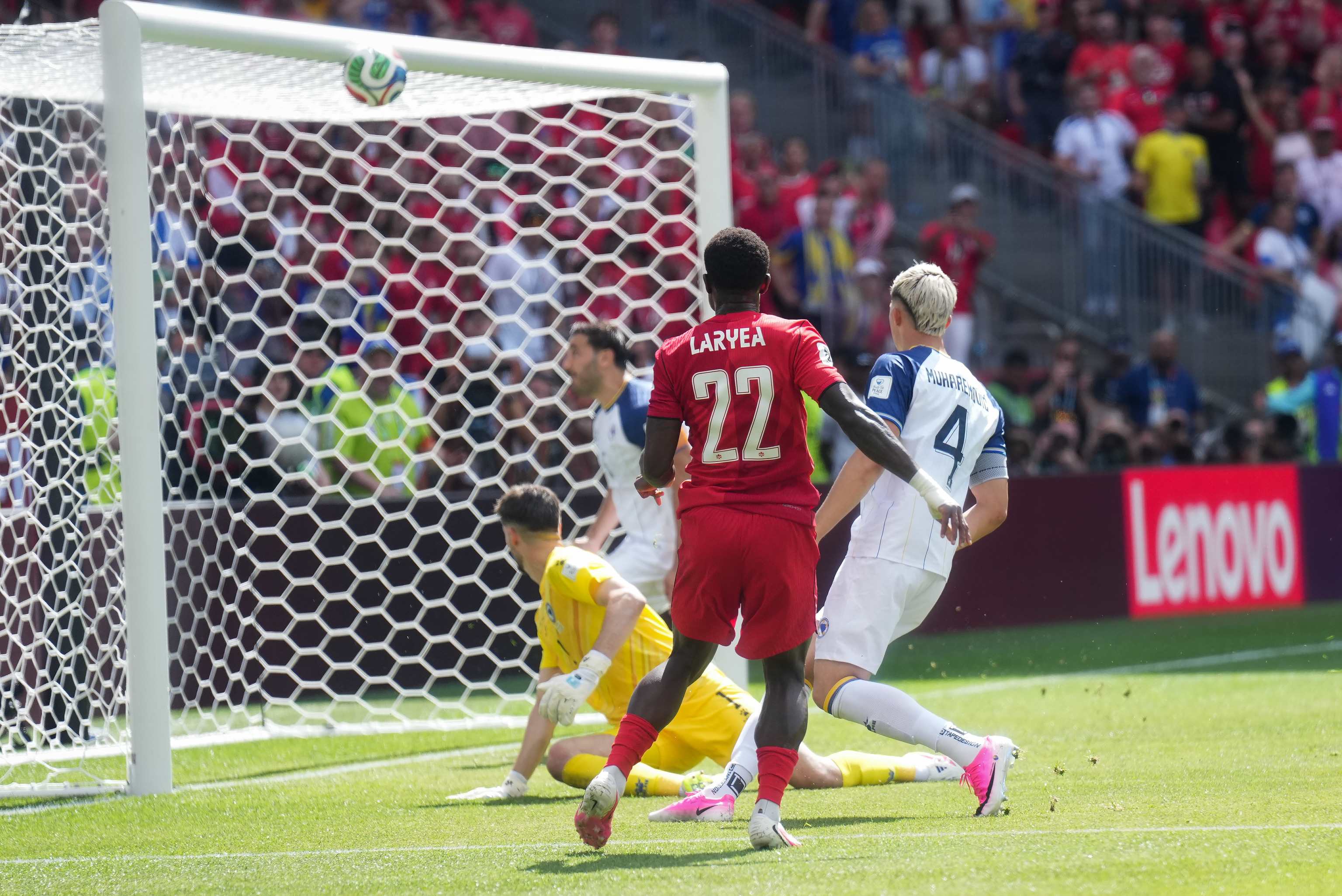 Kolasinac despeja al larguero la mejor ocasión de Laryea.