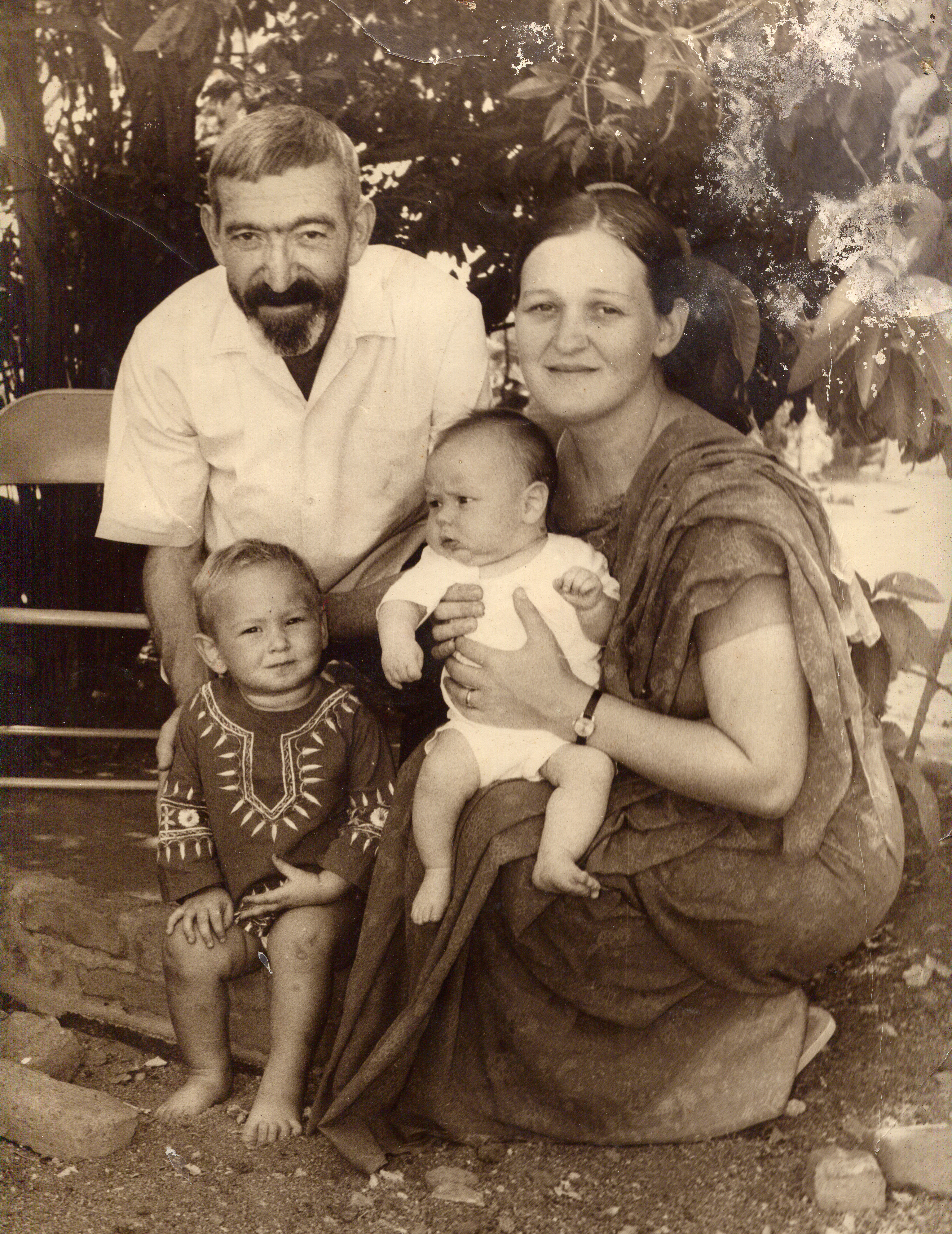 Vicente y Anna Ferrer en una foto familiar con dos de sus hijos.