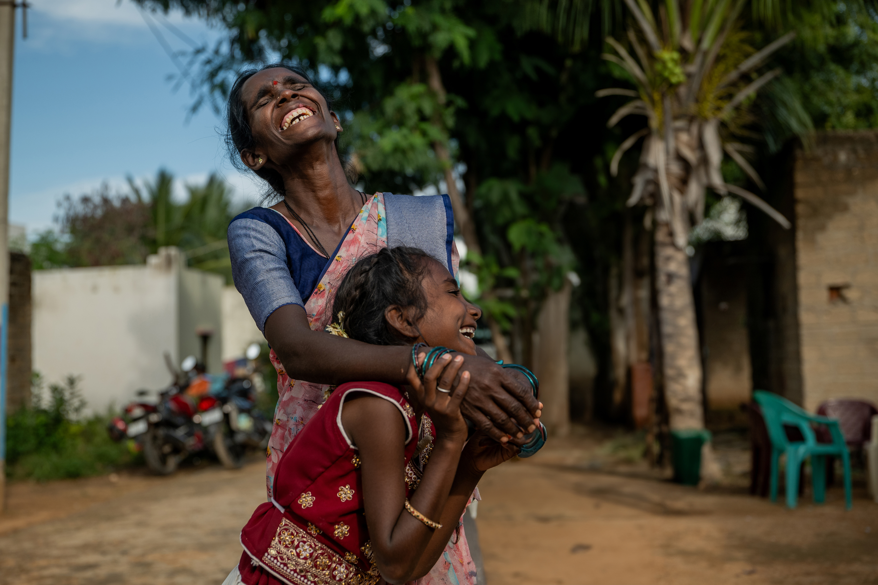 Una mujer india y su hija en una de las aldeas donde act�a la fundaci�n.