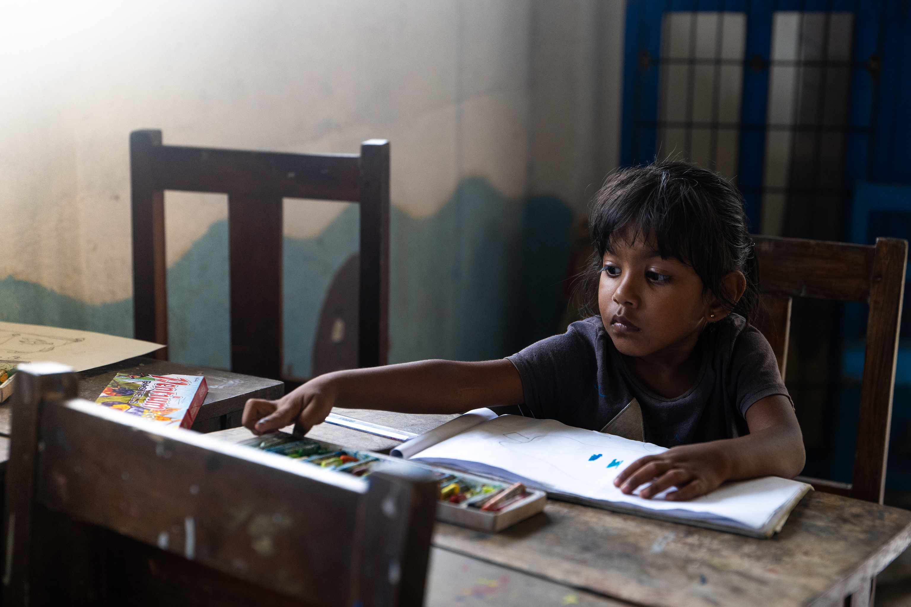 Una niña estudia en una escuela de Sri Lanka.