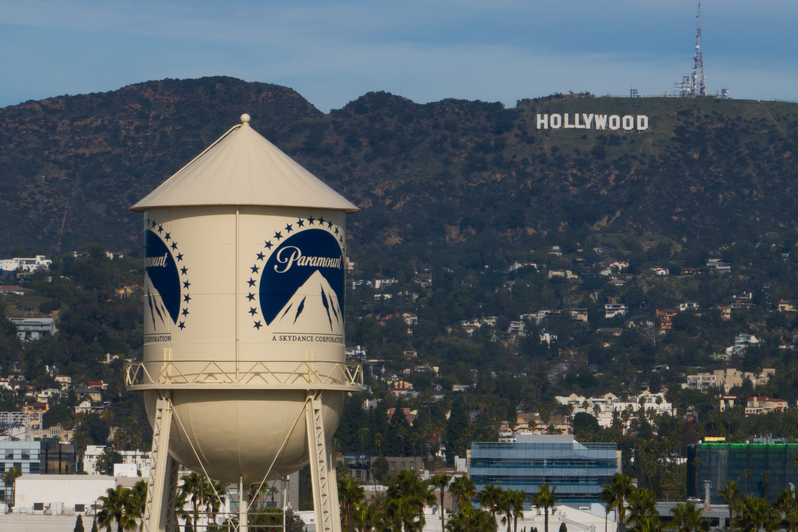 La famosa torre de agua de Paramount Pictures en Los Ángeles.