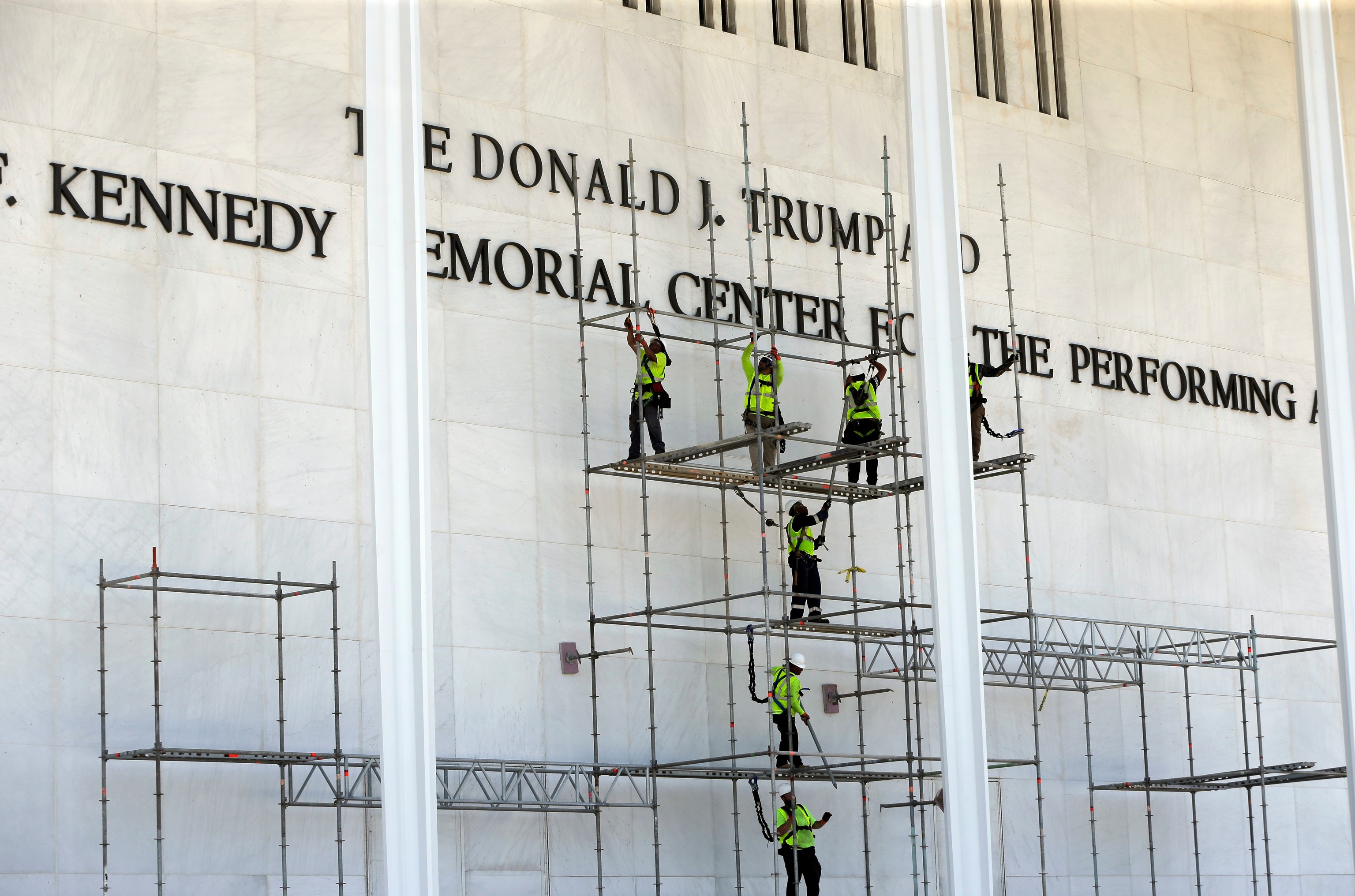 Operarios retiran el nombre de Donald Trump del Centro Kennedy