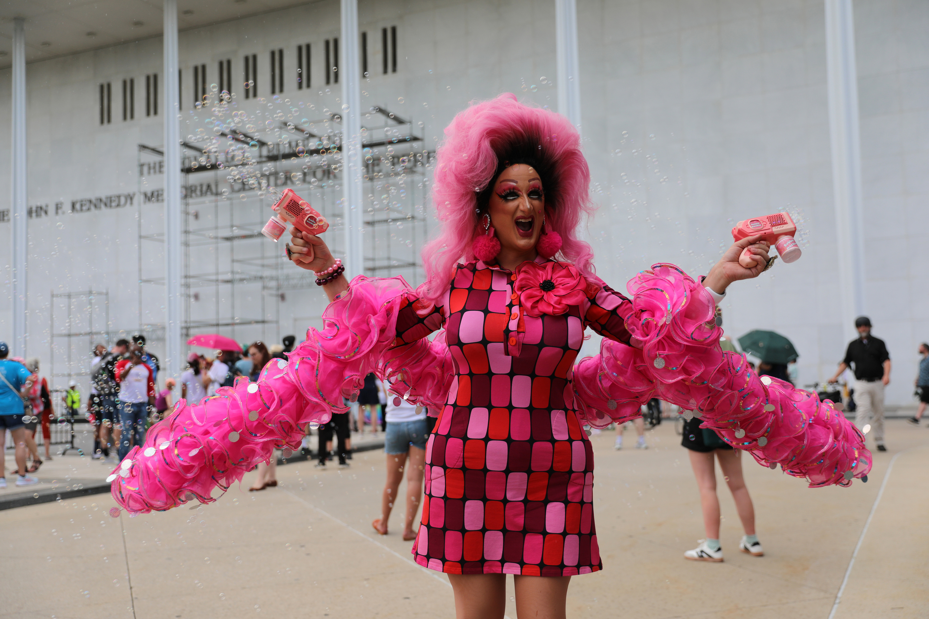 La activista drag Tara Hoot en la retirada del nombre de Donald Trump del Centro Kennedy