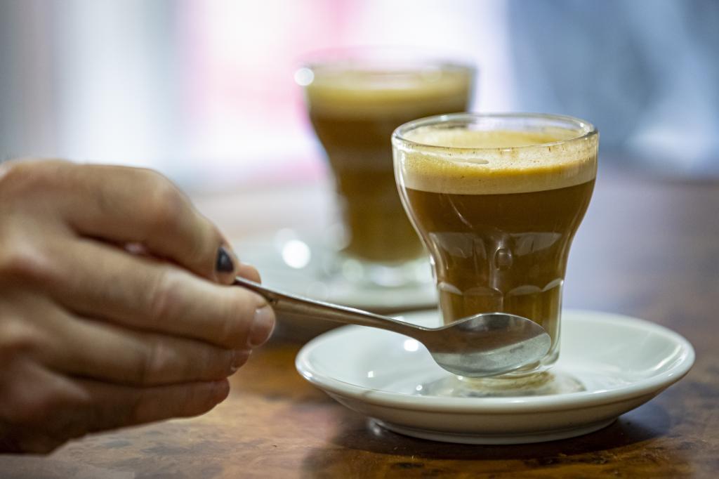 Dos cafés asiáticos hechos en el Bar Pedrín