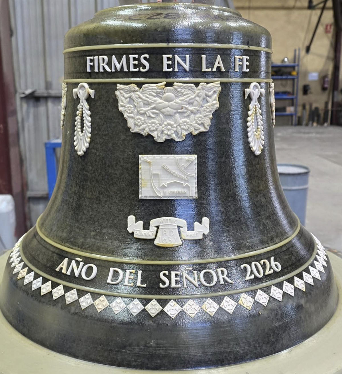 La 'falsa campana' (el molde que queda entre el macho y la hembra en fundición, relleno de bronce) de  'Fe', la campana que repicó en la Santa Misa del Papa en Tenerife.