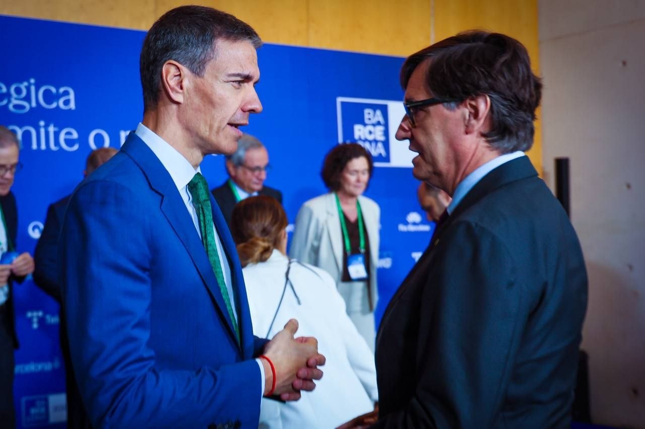 El presidente del Gobierno, Pedro Sánchez, y el de la Generalitat, Salvador Illa.