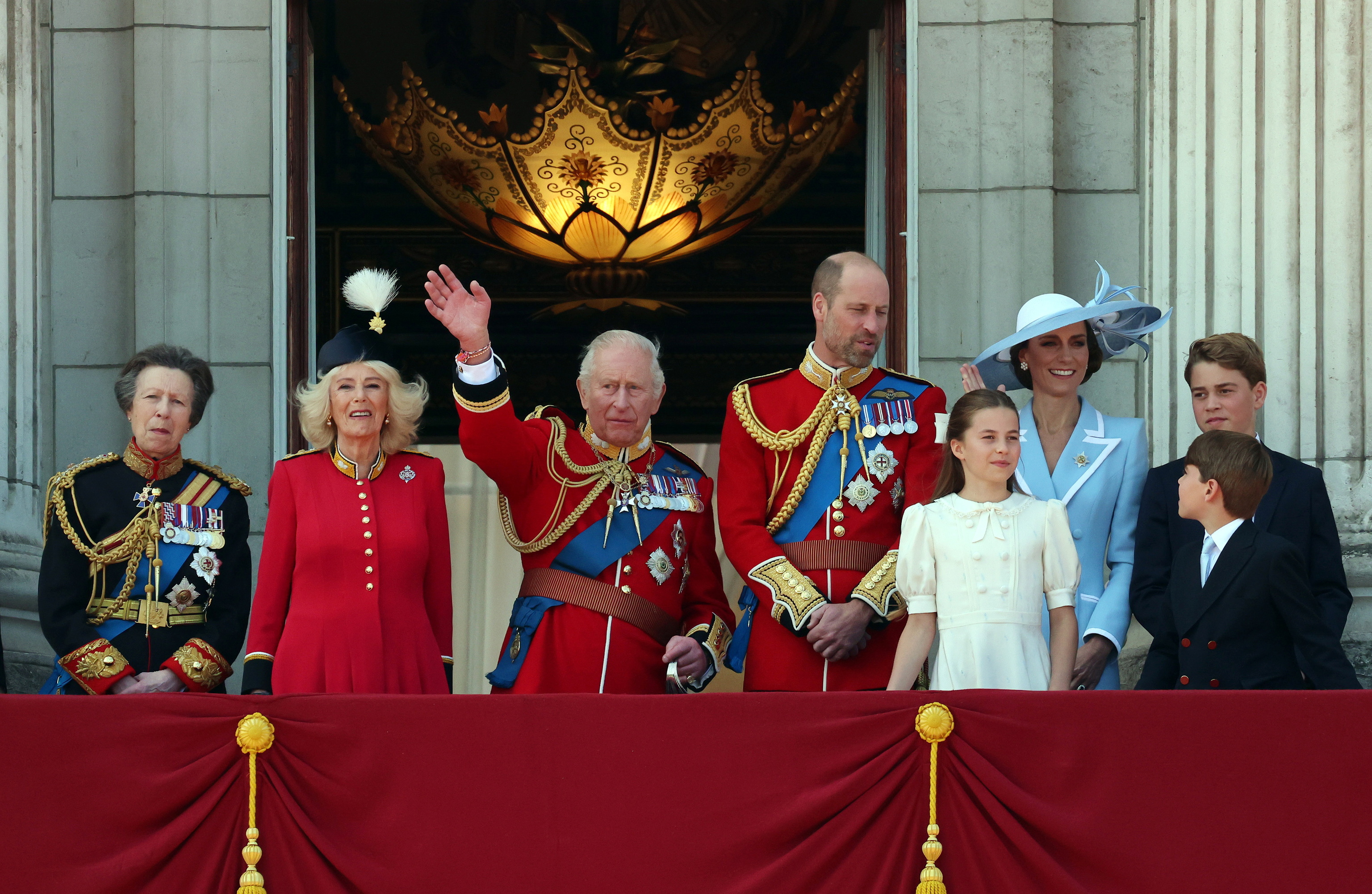 La familia real británica en el balcón del balcón del Palacio de Buckingham.