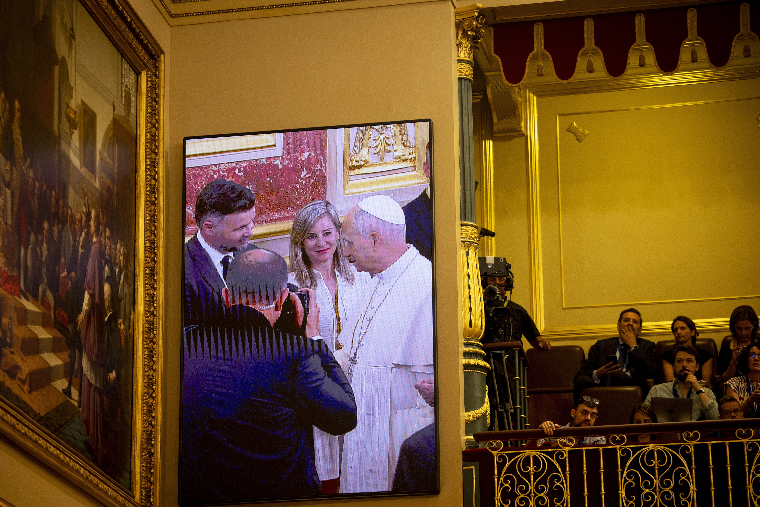 Rufián saluda al Papa en una pantalla del Congreso.