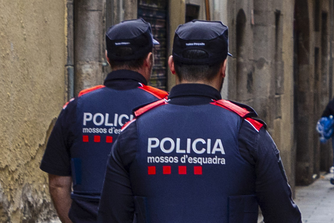 Dos agentes de los Mososs de d'Escuadra.
