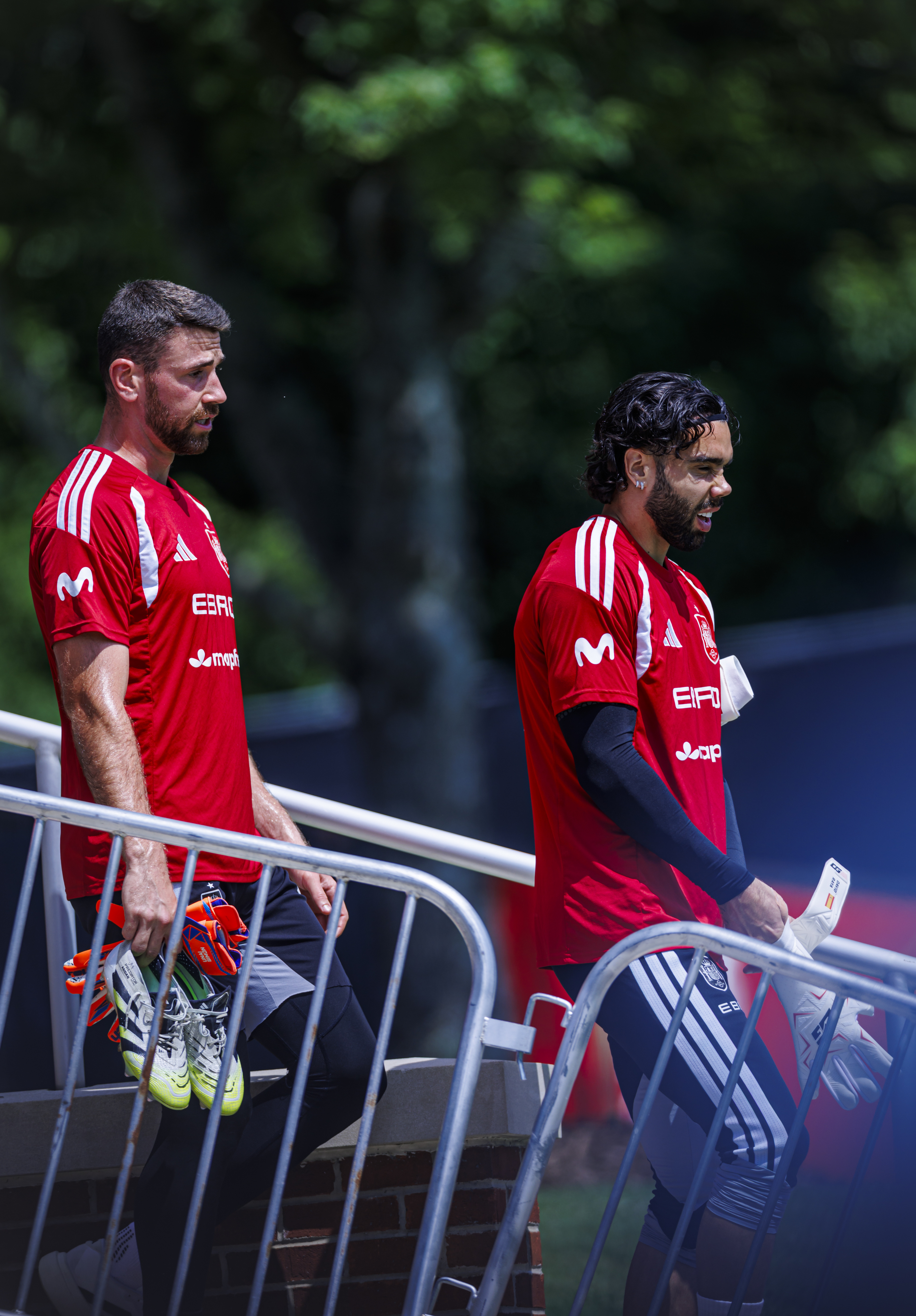 Raya (derecha) junto a Unai Simón.
