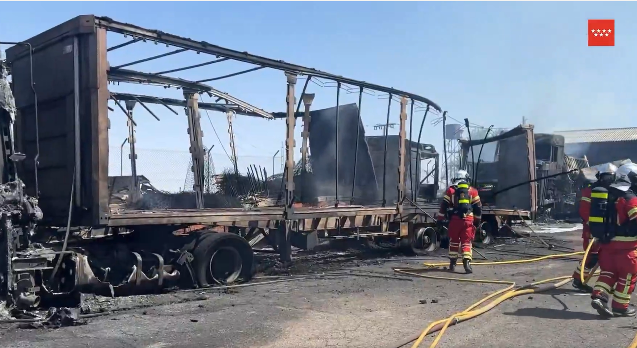 Los bomberos durante su actuación.