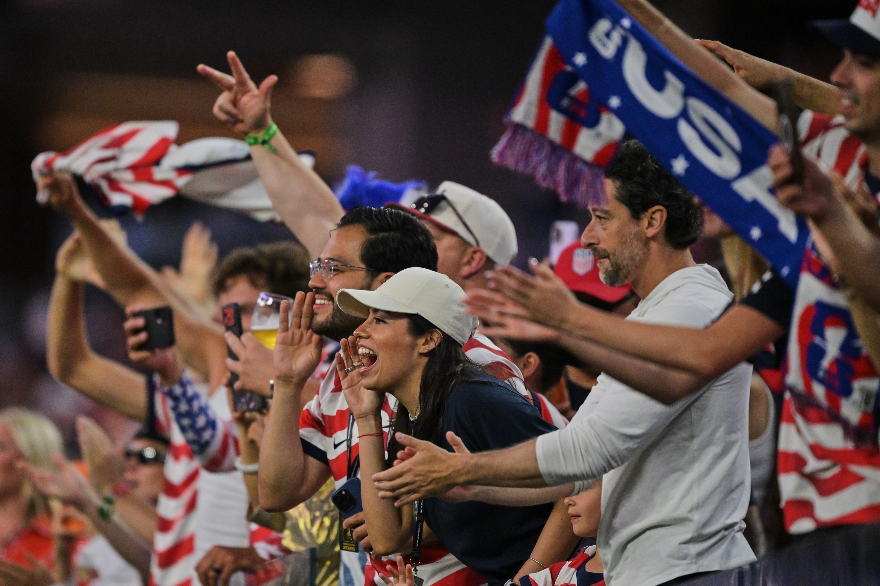 Aficionados estadounidenses festejan el triunfo sobre Paraguay.