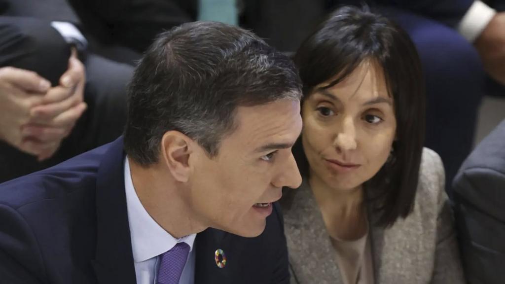 Pedro Sánchez, con la hoy directora general de la Guardia Civil, Mercedes González, en enero de 2023.