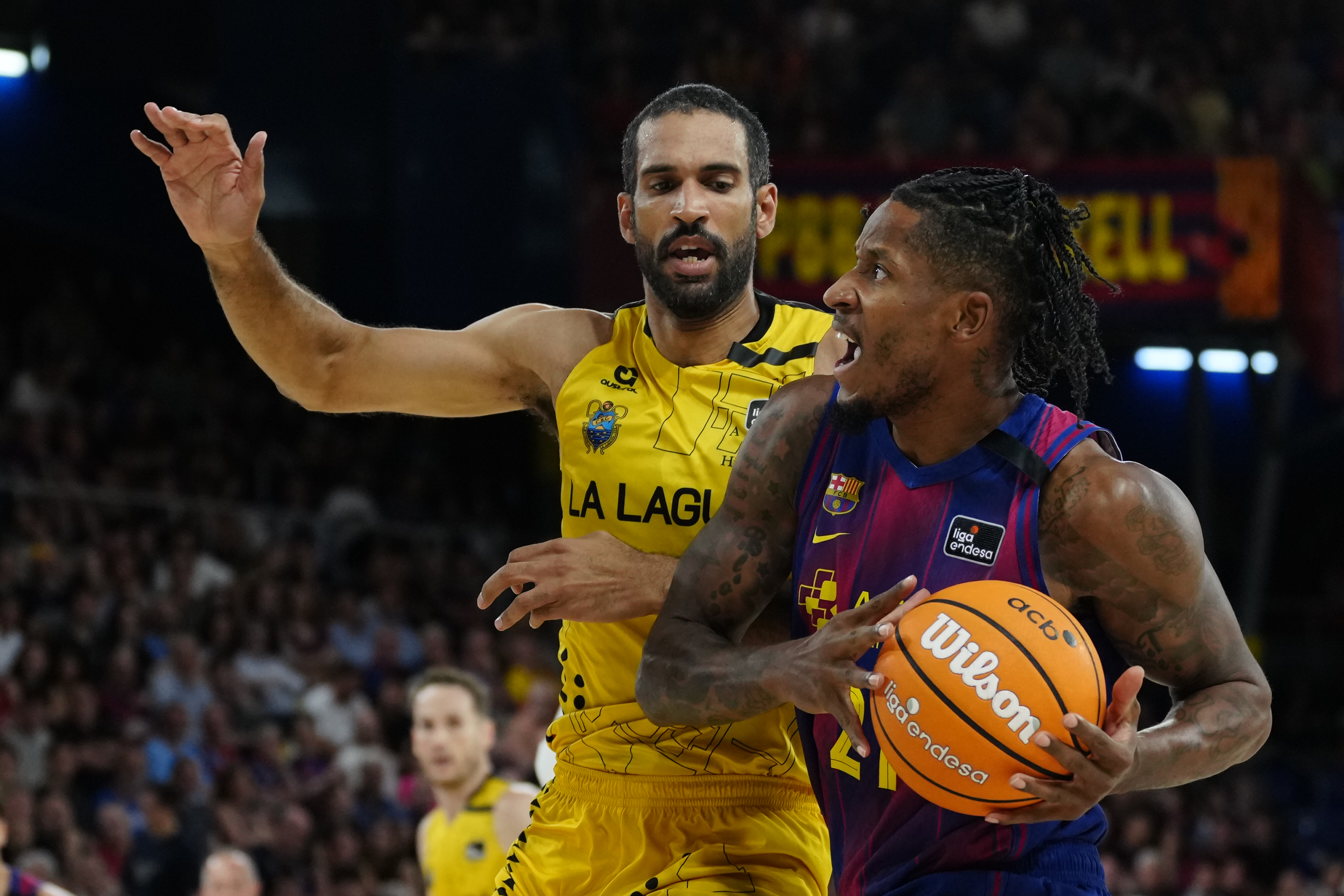 Will Clyburn penetra defendido por Thomas Scrubb.