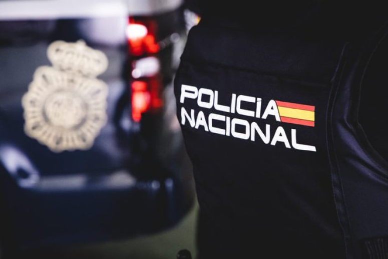 Un agente de la Policía Nacional durante una intervención en Madrid