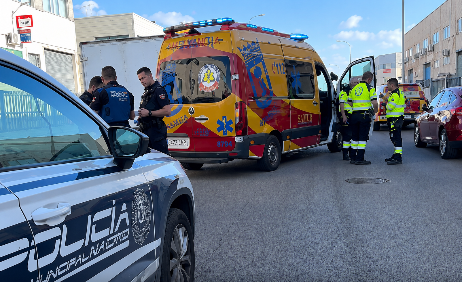Efectivos policiales y del Samur en el lugar del suceso