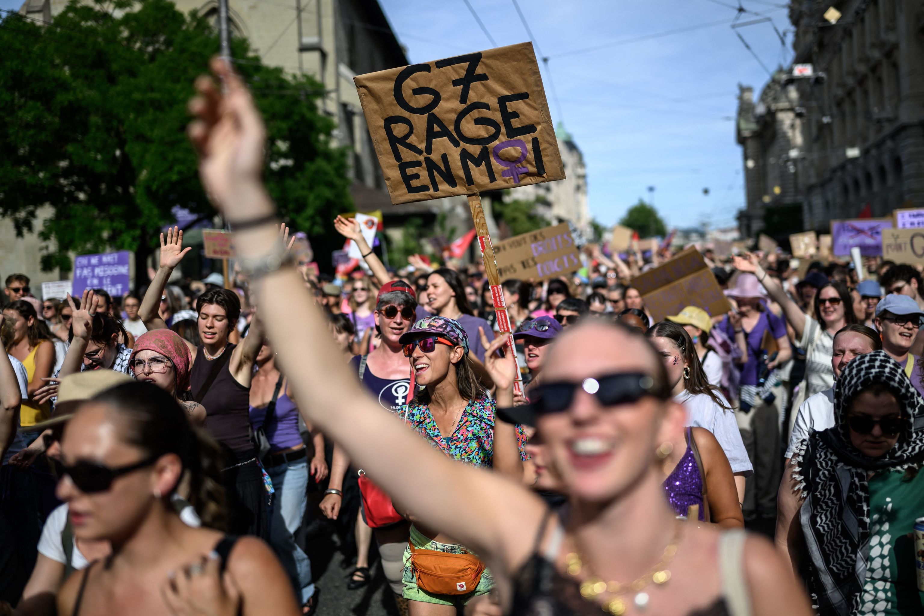 Una manifestante sostiene una pancarta en la que se lee "G7: la rabia que hay en mí", en una protesta el pasado vierne en Lausana, cerca de la localidad de Evian, donde se celebra la cumbre.
