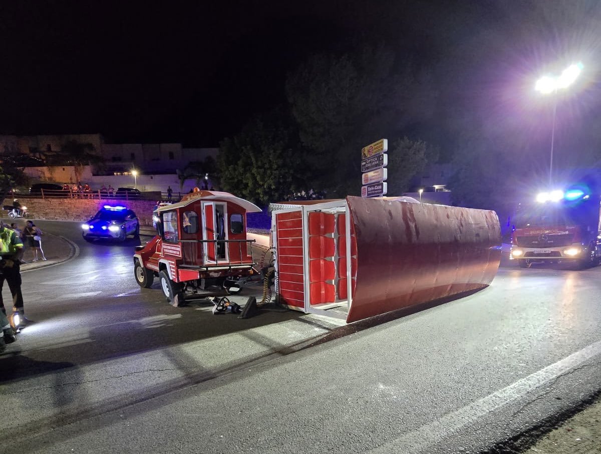 Tren turístico volcado en la localidad de Cártama (Málaga)