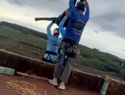 Momento del lanzamiento de la mujer