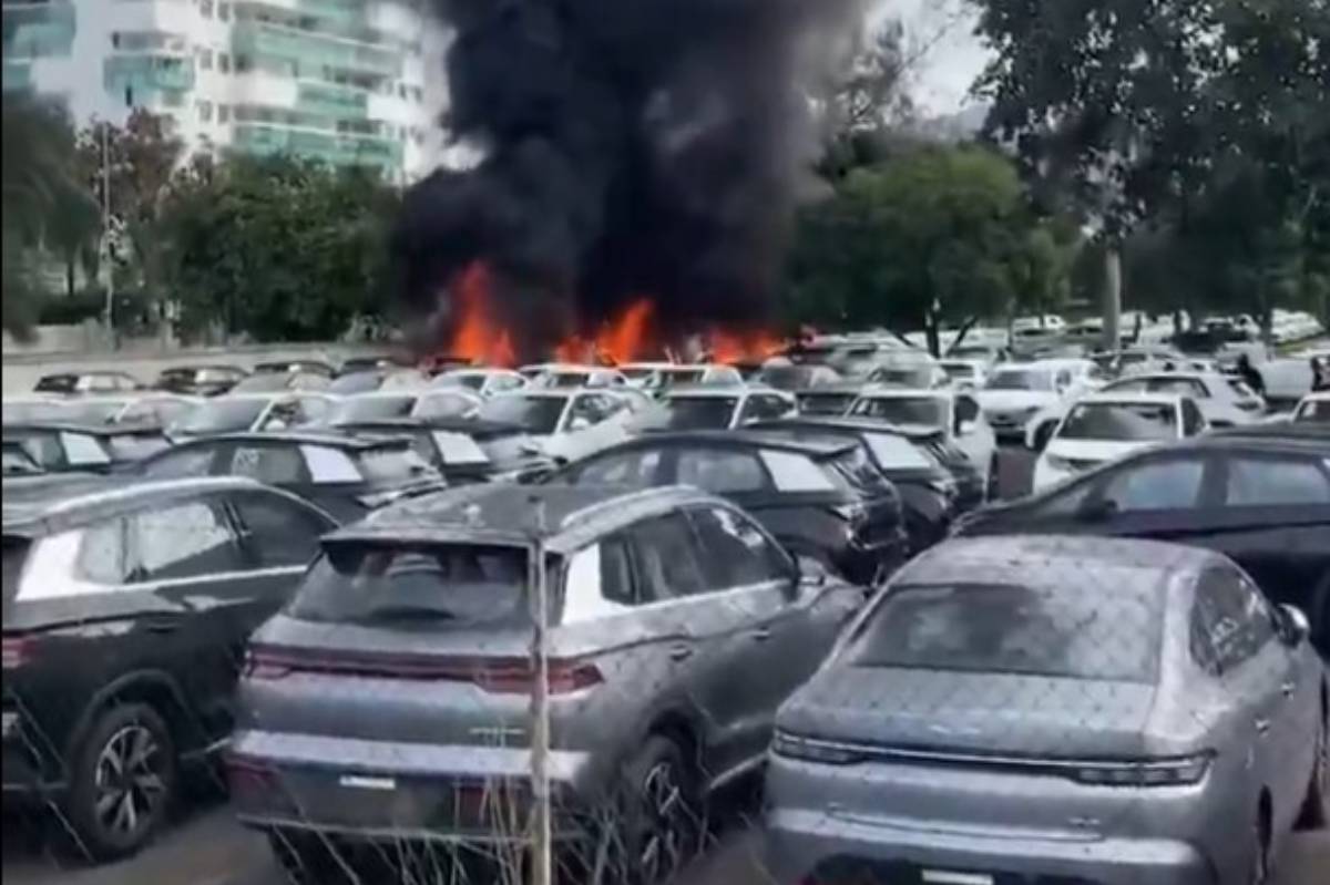 Incendio en un parking provocado por uno de los helicópteros.