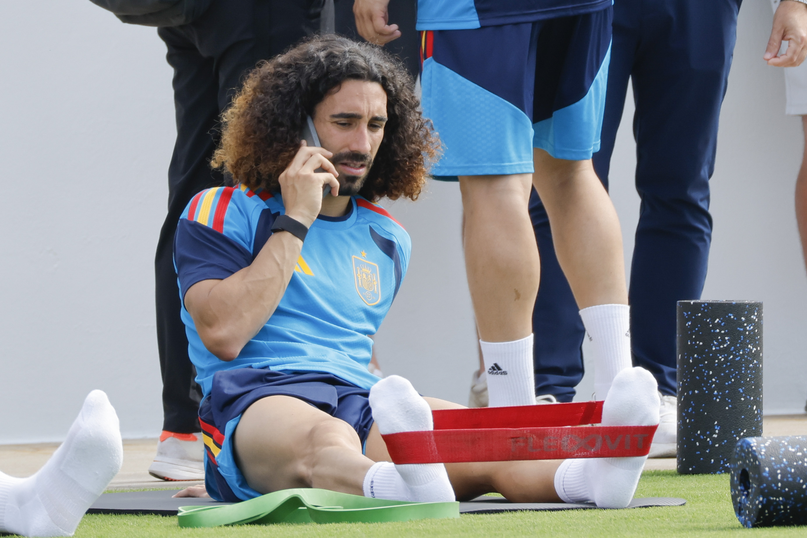 Cucurella habla por teléfono en el entrenamiento de España en Atlanta.