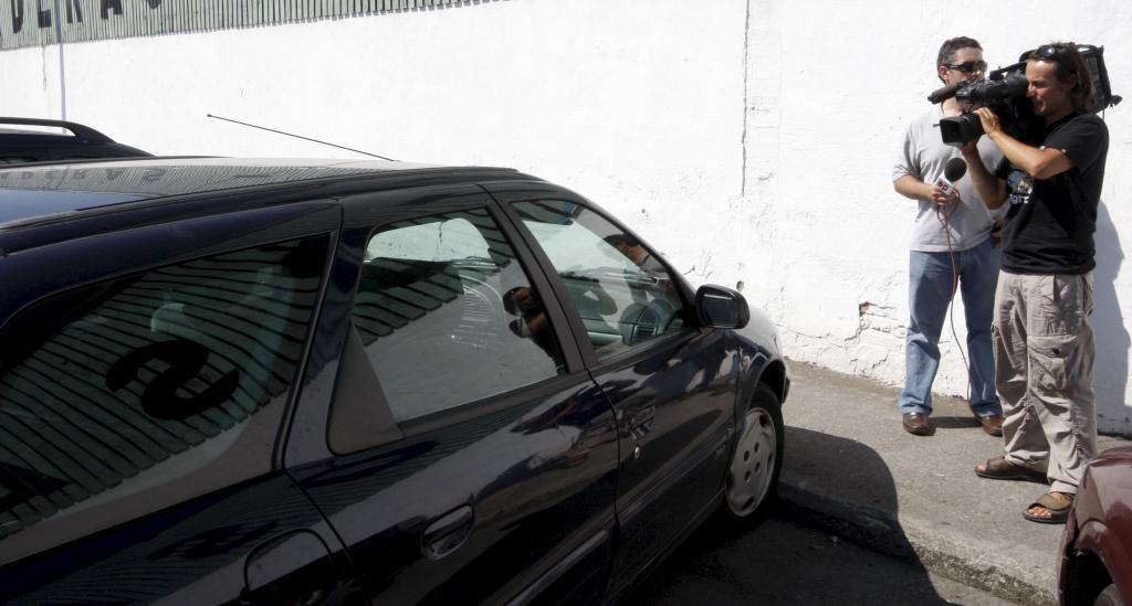 Unos reporteros graban un vehículo en Leioa (Vizcaya) donde un niño falleció por el calor tras olvidarse su madre del pequeño, en 2009.