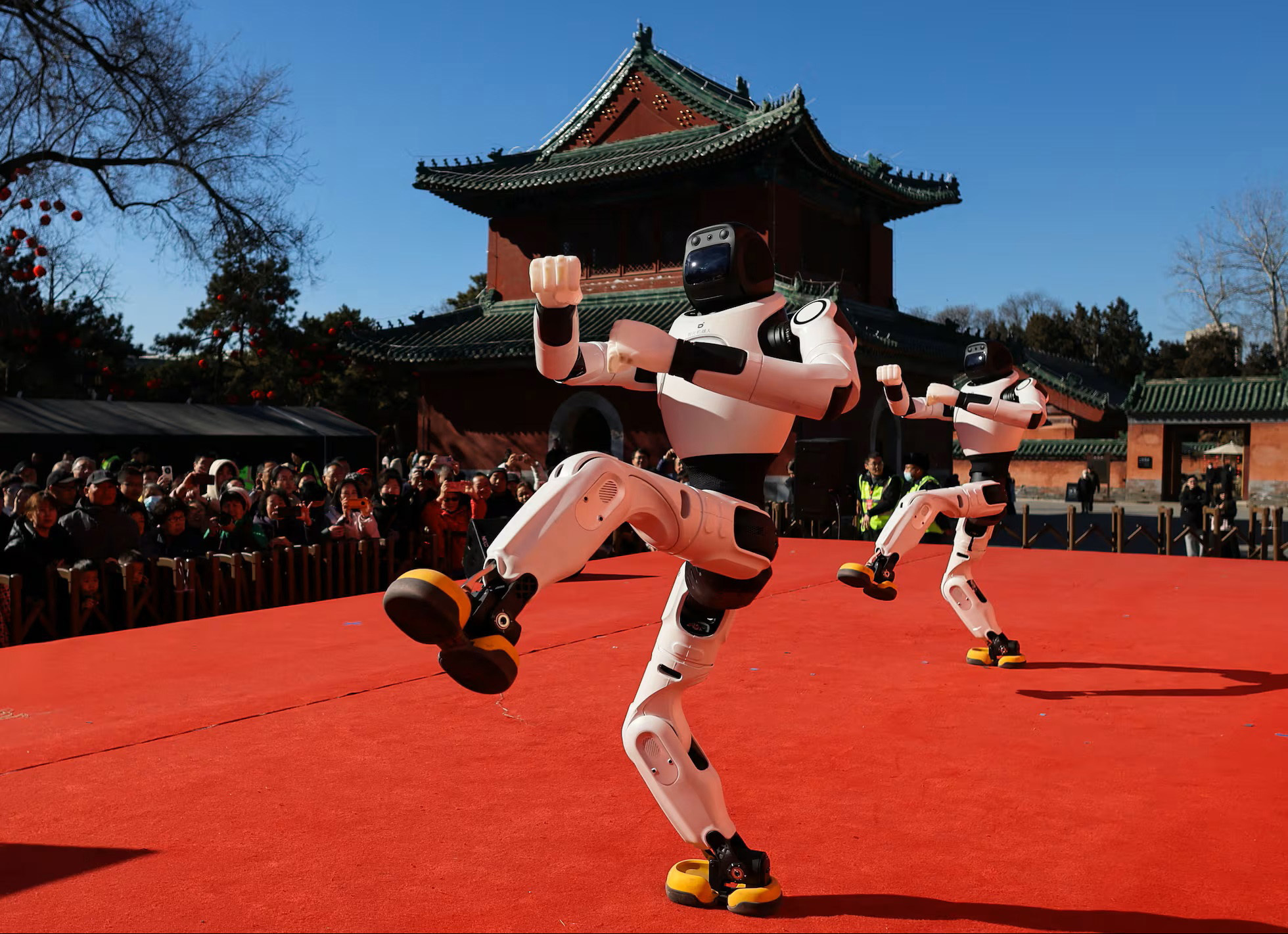 Dos robots realizan una danza durante las celebraciones del Año Nuevo Lunar, en Pekín.