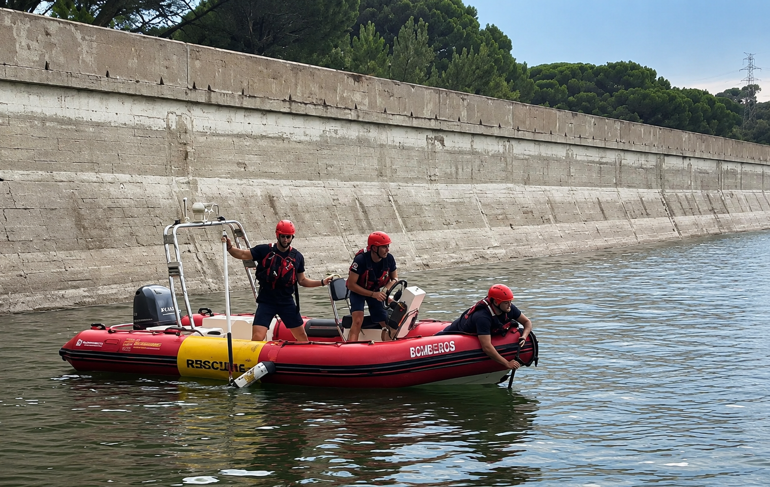 Los bomberos de la Comunidad de Madrid buscando al hombre desaparecido en el Pantano de San Juan en Madrid