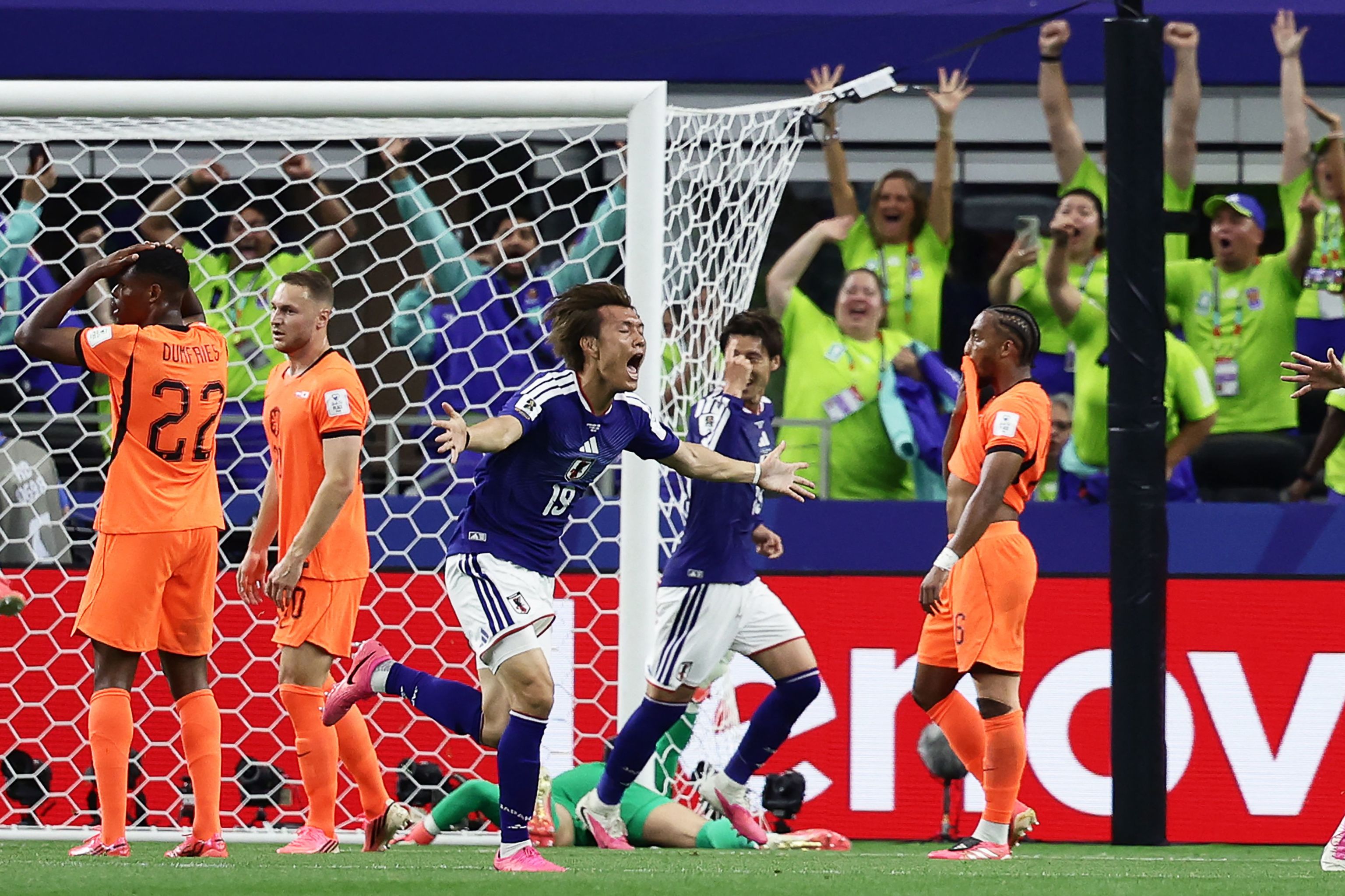 Ogawa celebra el gol del empate de Japón que la FIFA le da a Kamada.