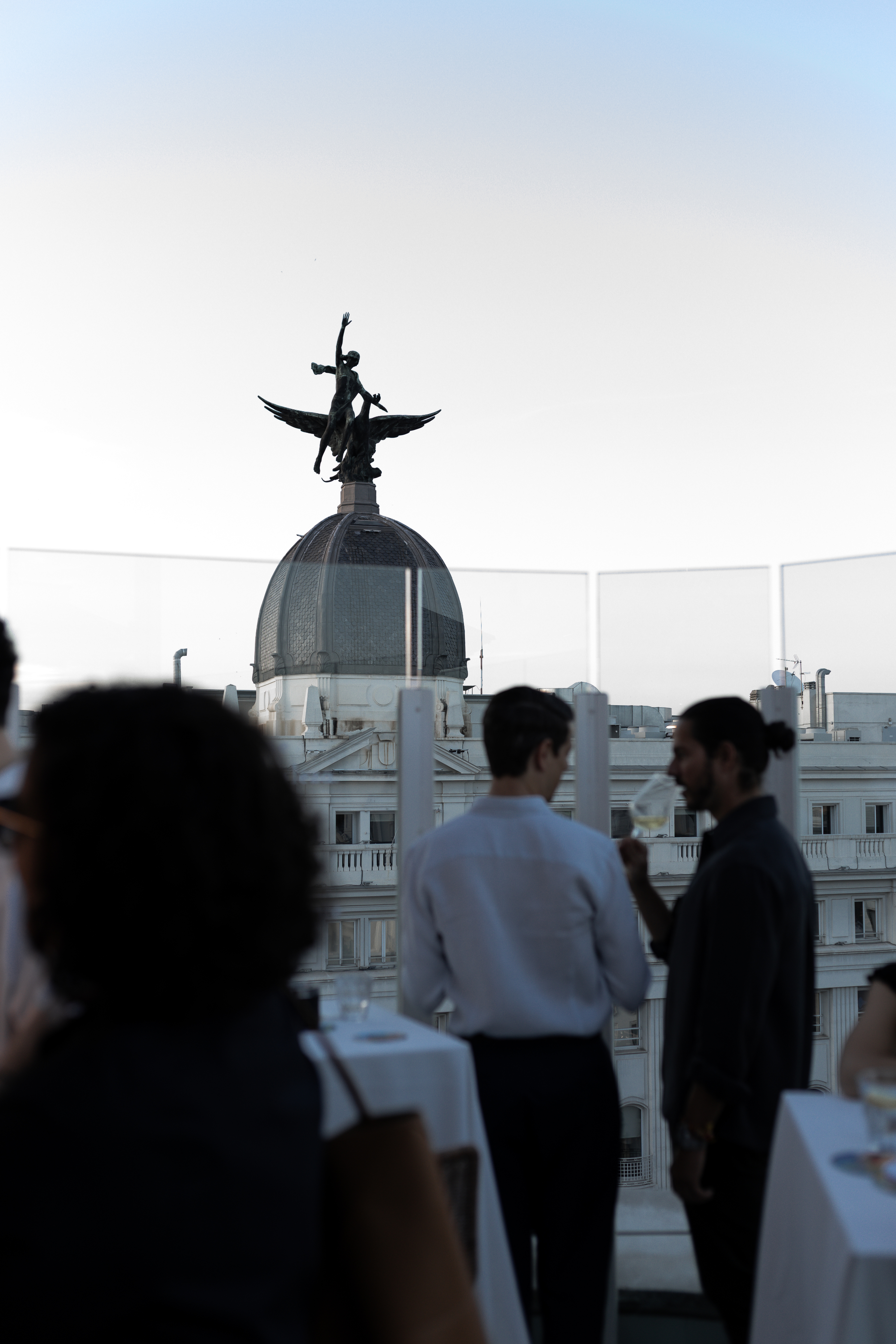 Vistas a la Gran Vía con la estatua de la diosa Diana.