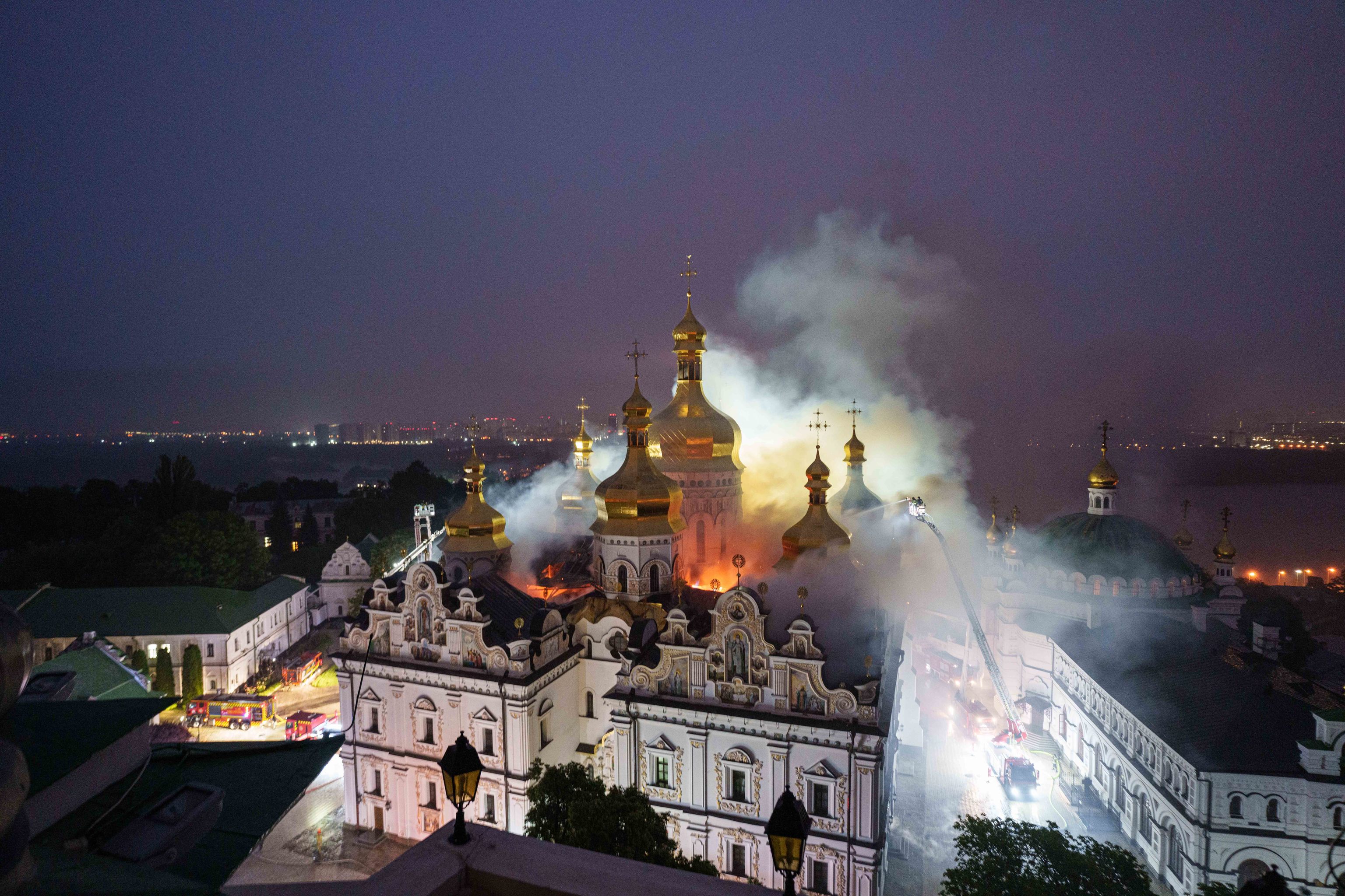 La catedral de la Dormición, en llamas tras el ataque ruso.