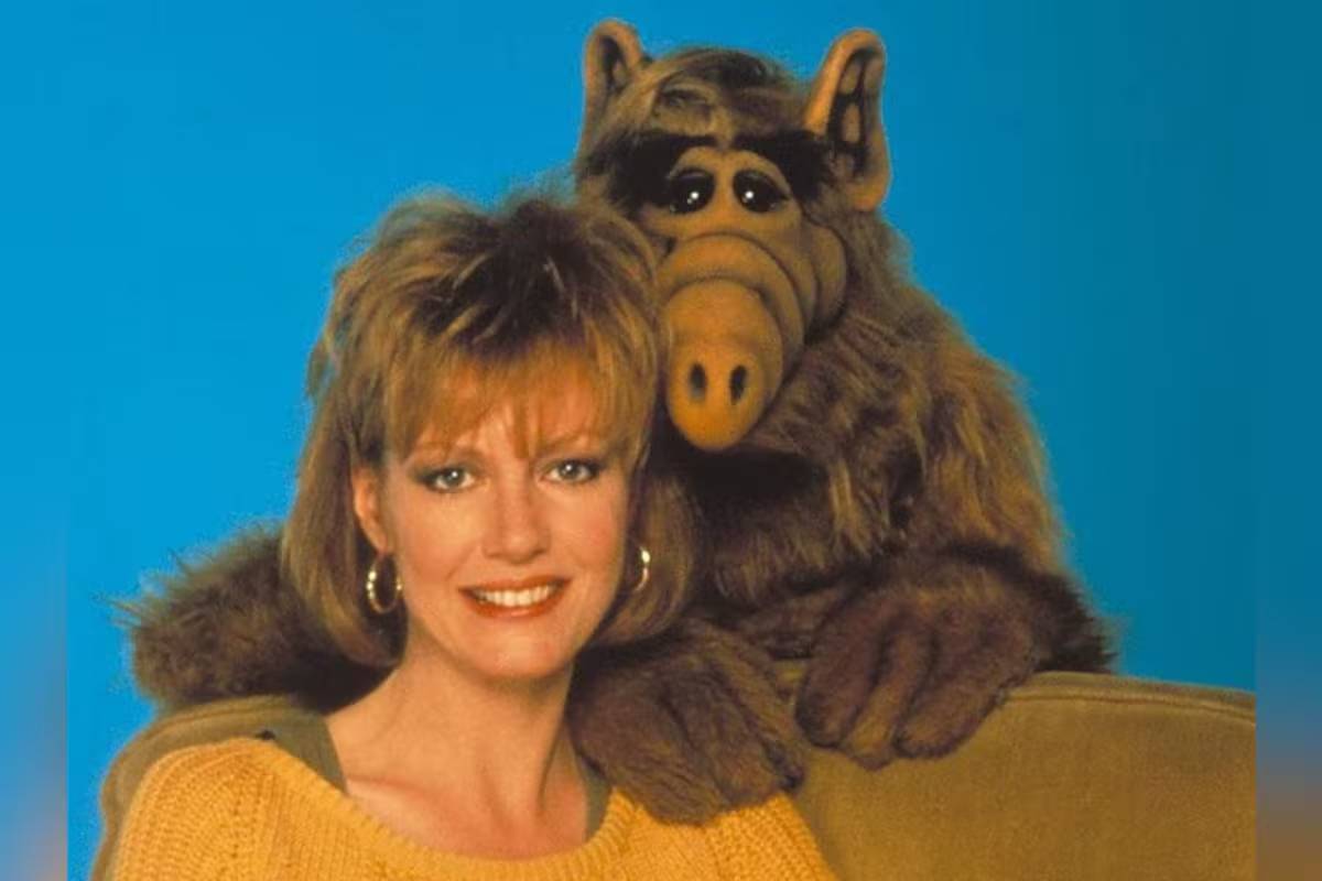 Anne Schedeen como Kate Turner junto a Alf.