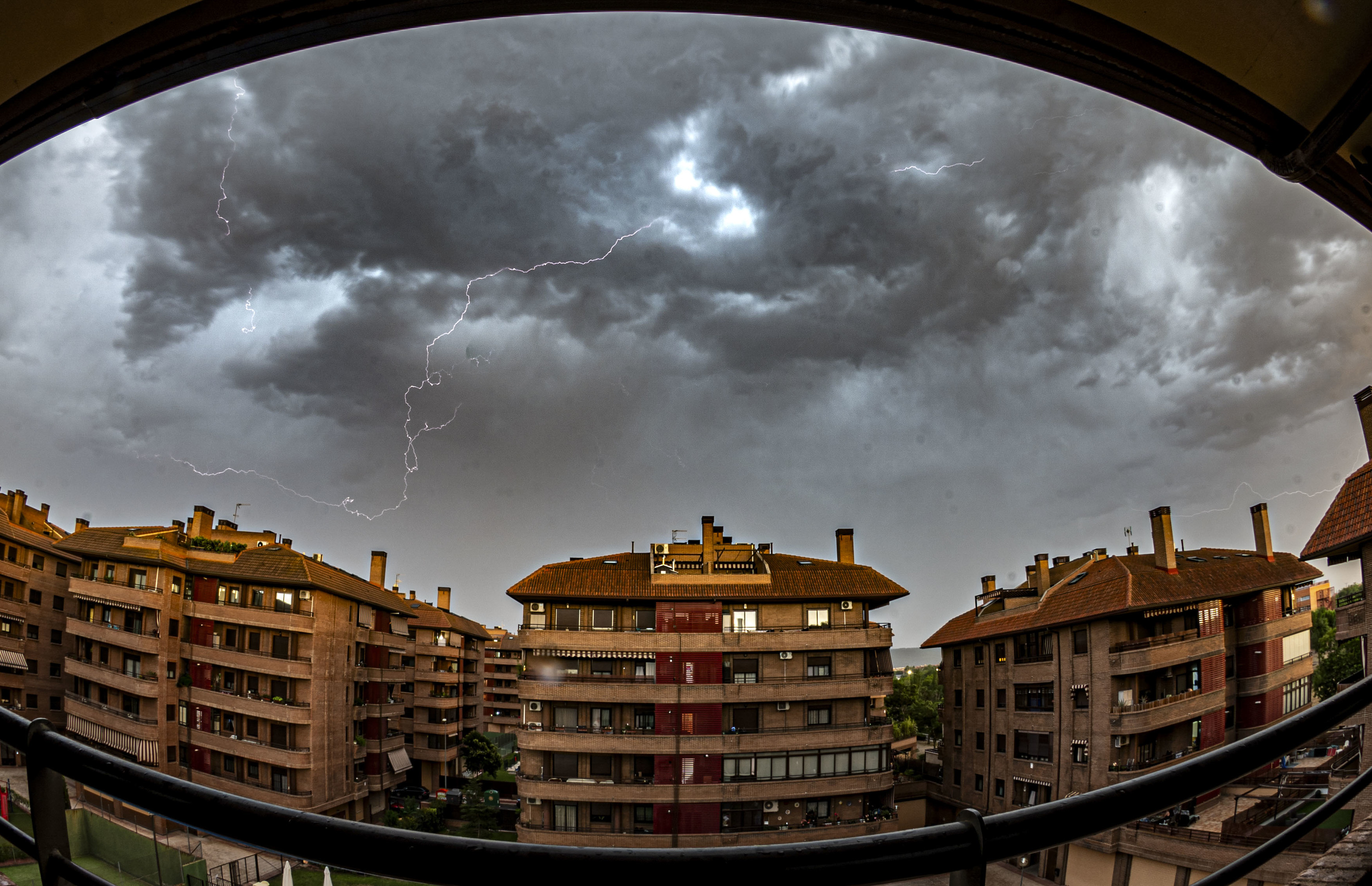 Vista de una tormenta eléctrica en Alcalá de Henares (Madrid).