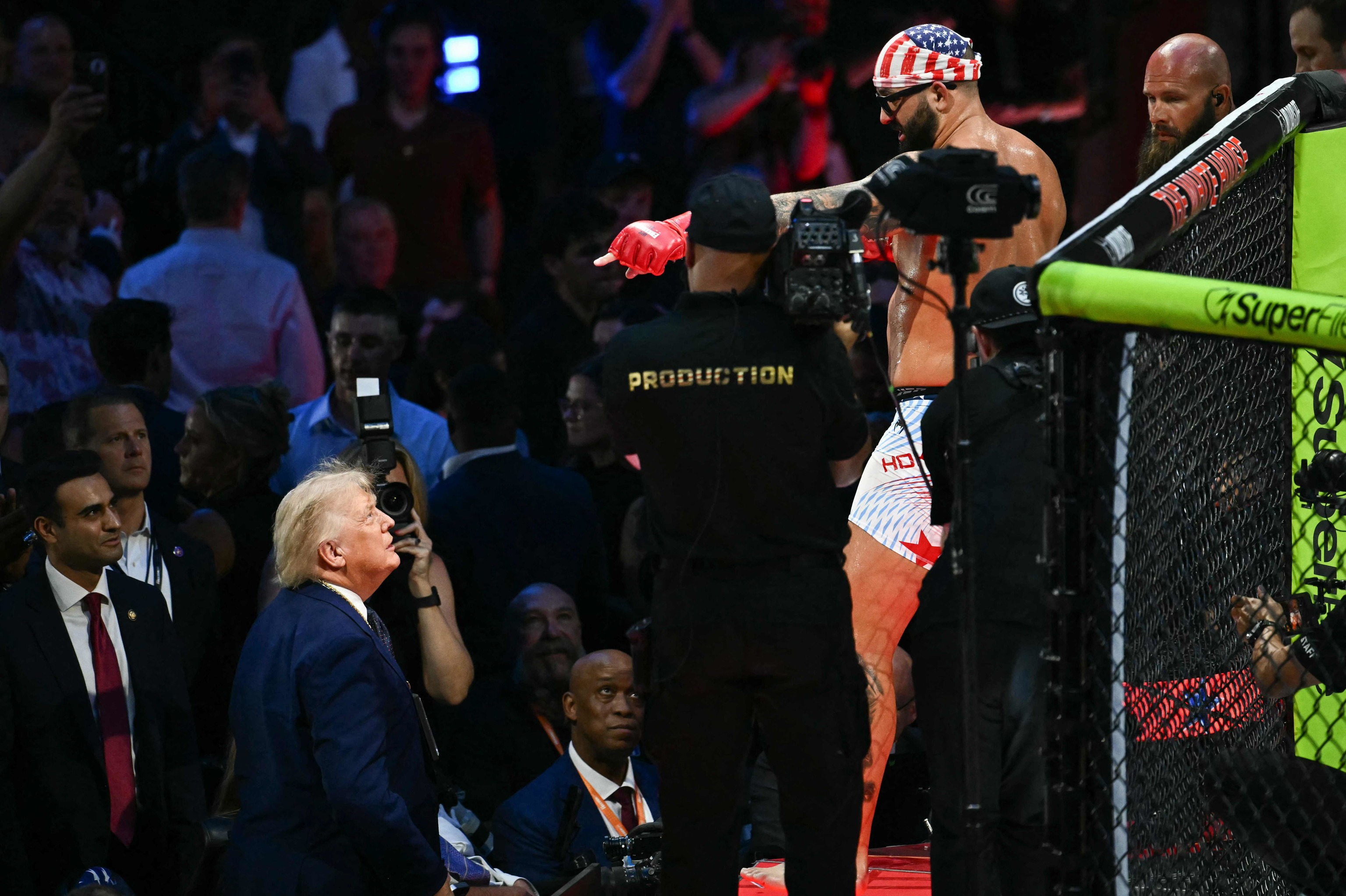 Donald Trump se dirige a Josh Hokit durante el UFC Freedom 250 celebrado en la Casa Blanca.