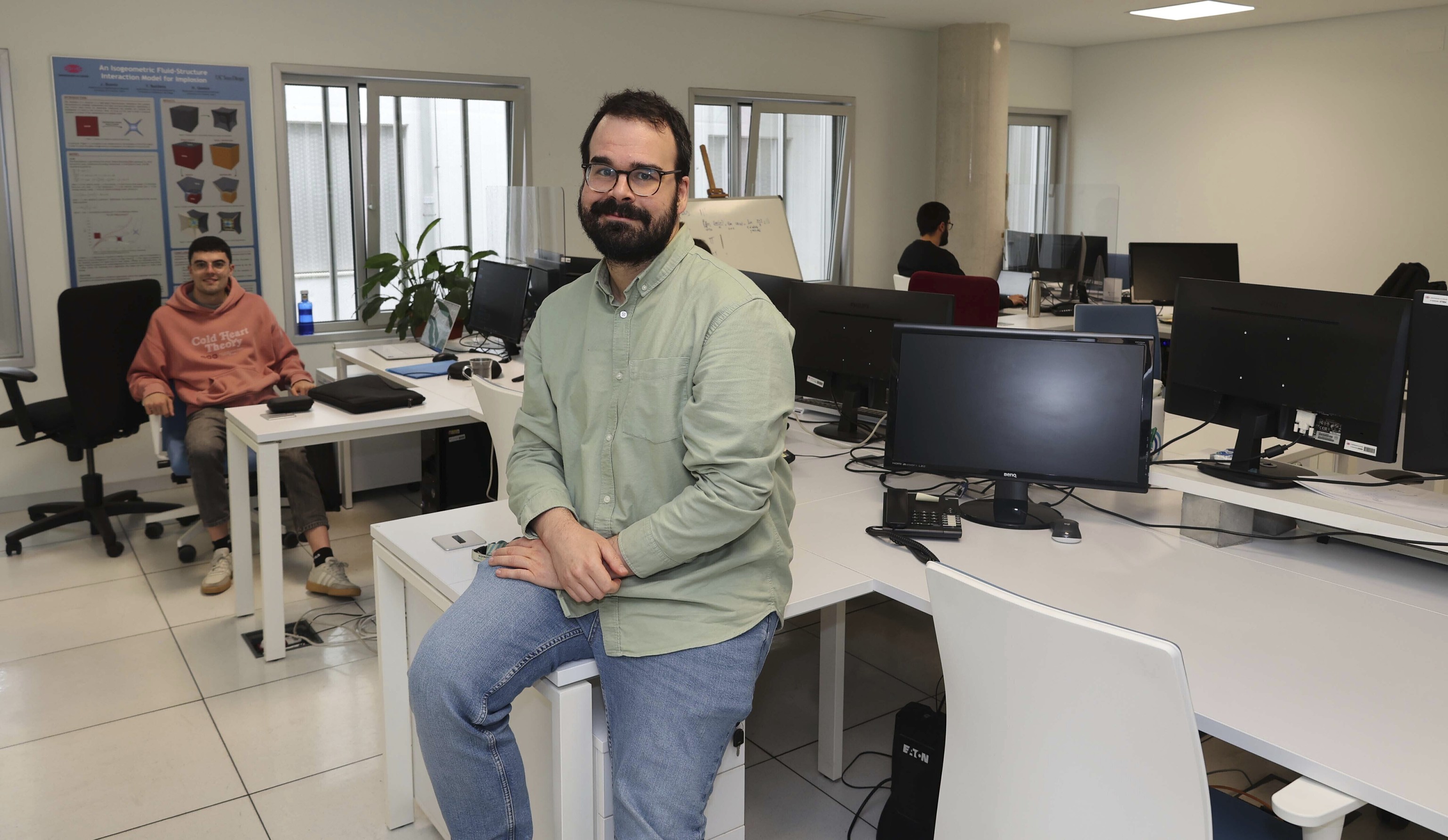 El investigador Guillermo Lorenzo, en su laboratorio de la Universidad de A Coruña.