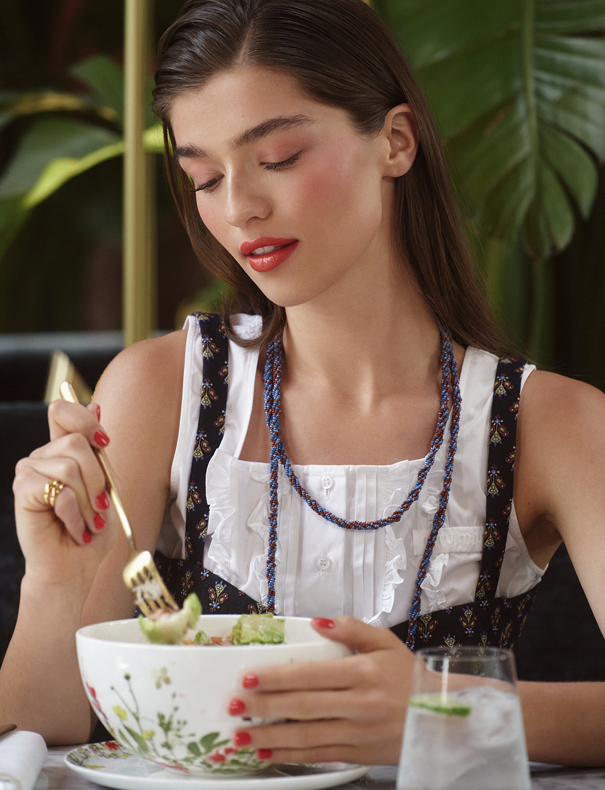 Chaleco estampado, de Etro. Top, de Miu Miu. Collares, 
de Like a Bird. 
Anillo, de Specciale.