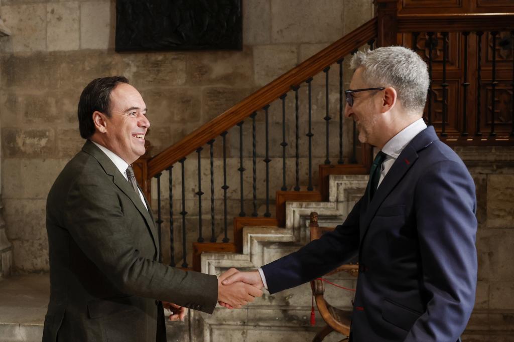 El presidente valenciano, Juanfran Pérez Llorca, saluda al ministro de Hacienda, Arcadi España, este lunes en el Palau de la Generalitat.