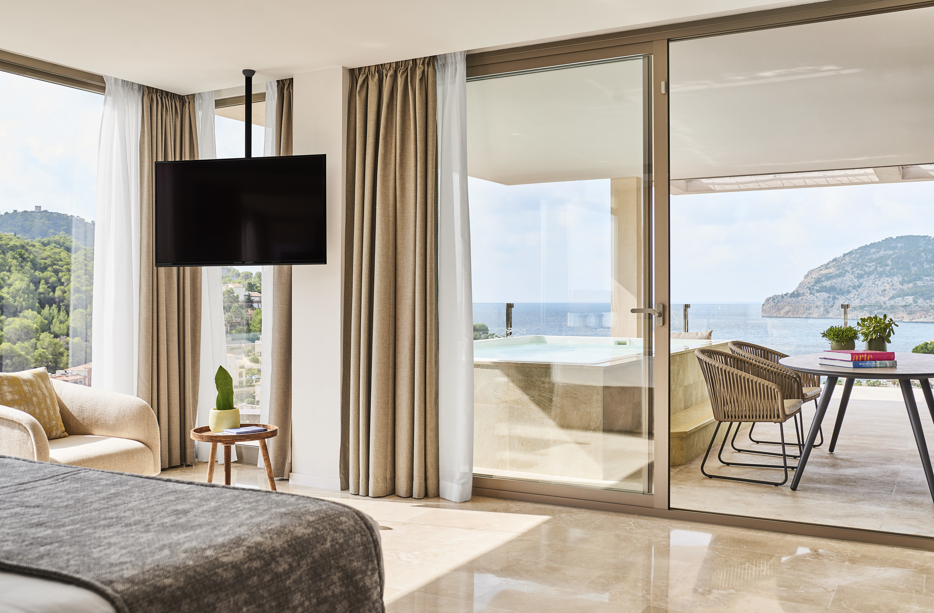 Una de las suites de Zafiro Palace Andratx.