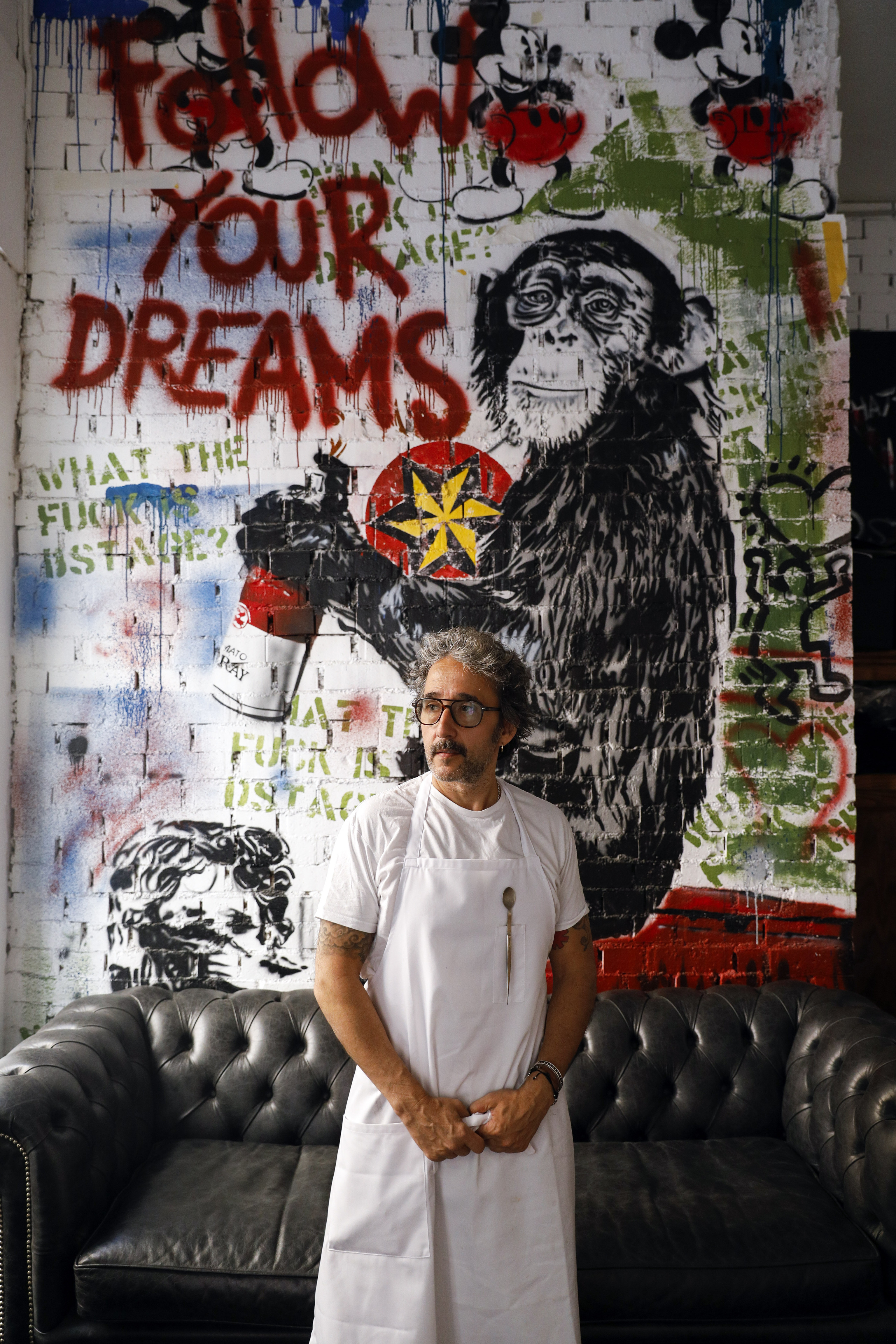 Diego Guerrero en la entrada de DSPOT, su taller creativo ubicado al lado del restaurante DSTAgE.