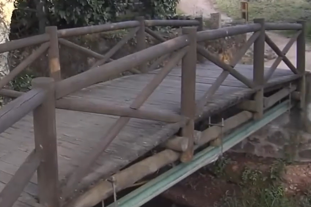 El puente internacional más pequeño del mundo une a España con Portugal: mide menos de 4 metros, es de madera y solo puedes recorrerlo a pie