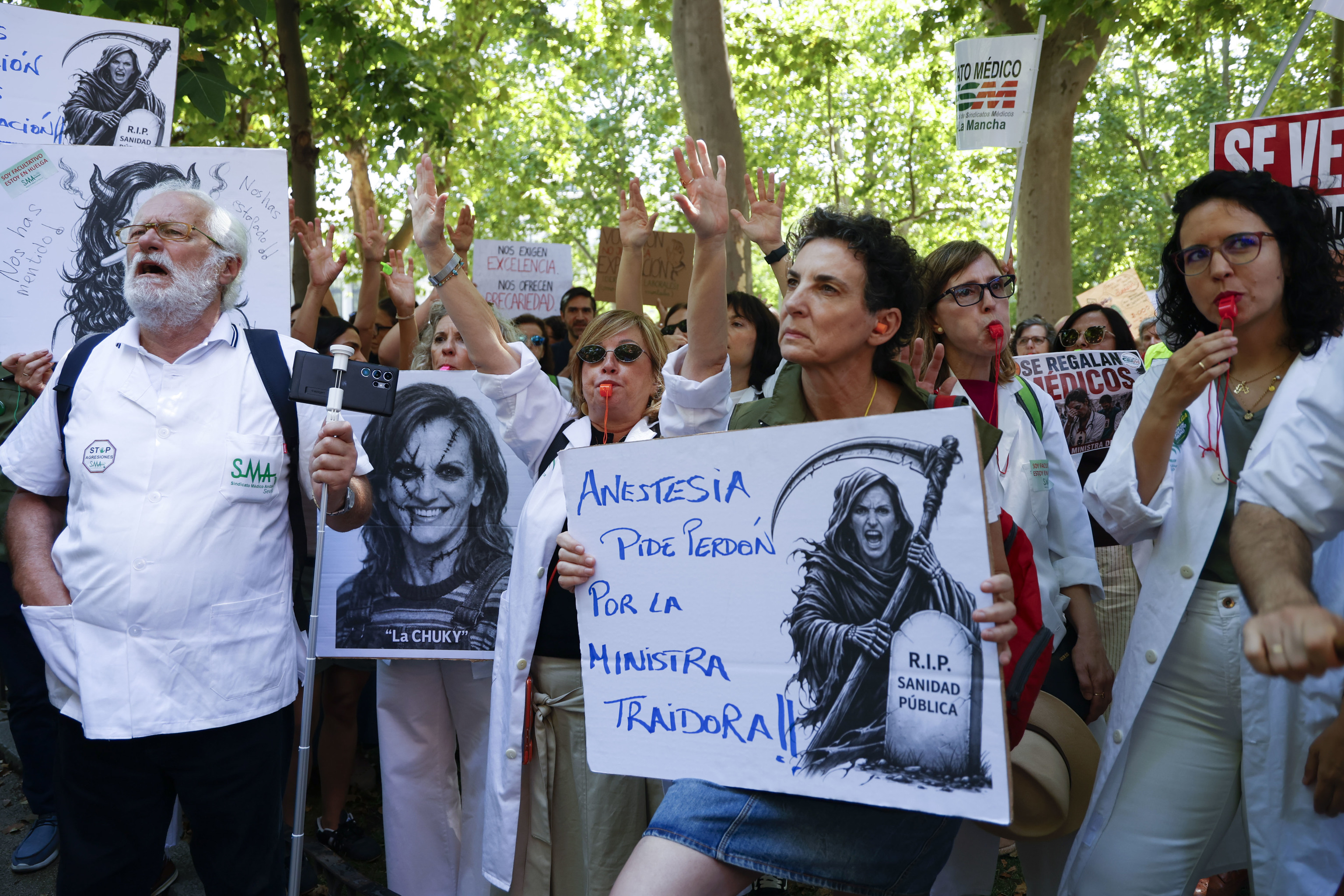 Concentración de médicos frente al Ministerio de Sanidad, en la quinta y última semana de huelga contra el estatuto marco, este lunes.