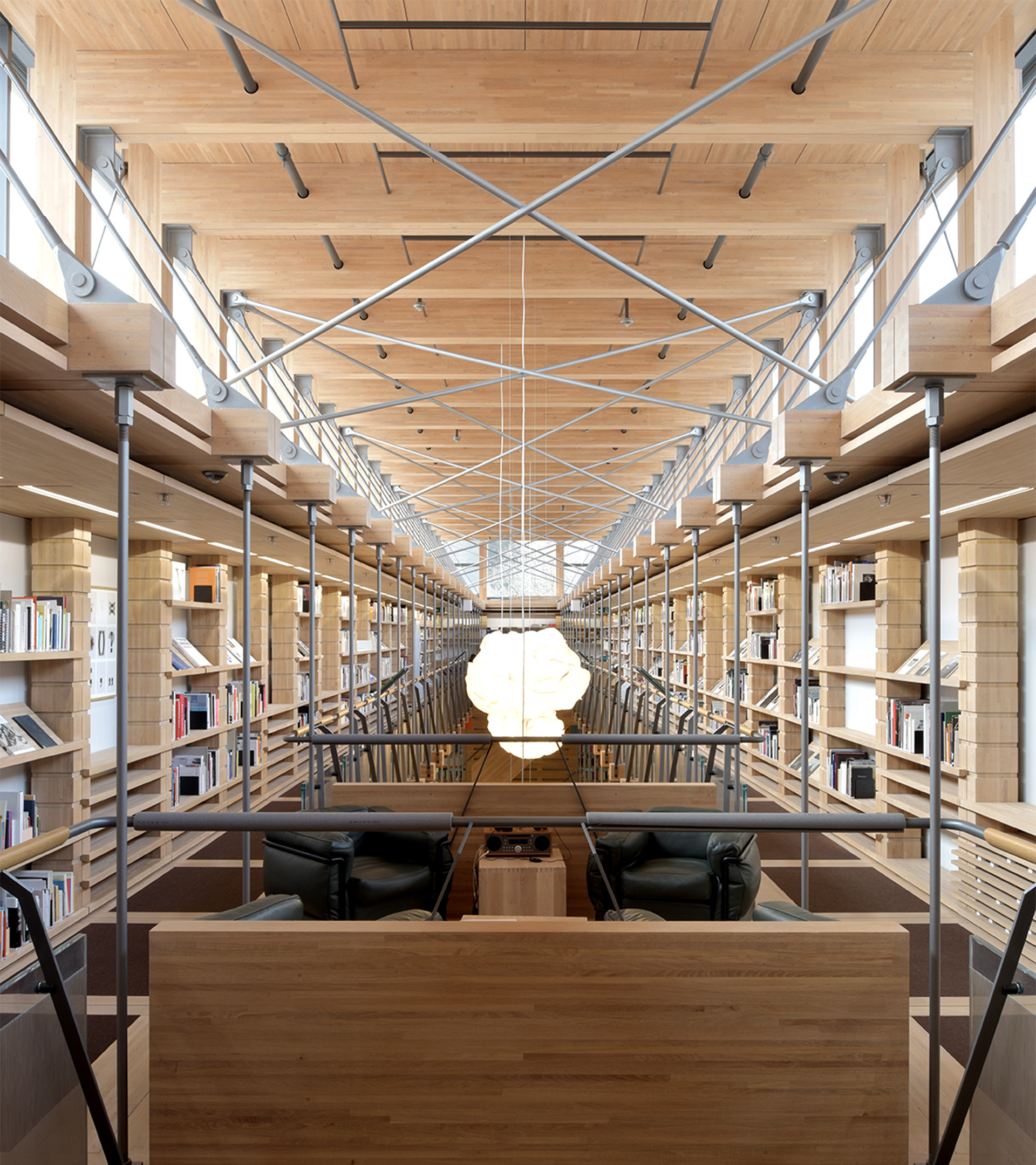La colosal biblioteca que alberga, en sus cuatro plantas, más de 80.000 volúmenes en varios idiomas.