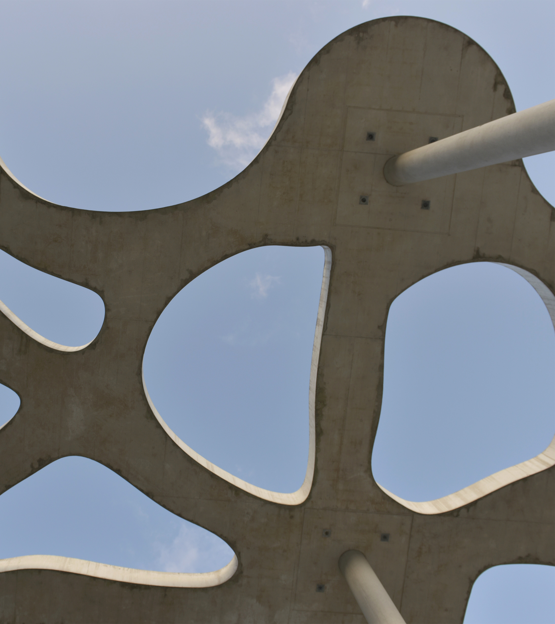 Pérgola de hormigón diseñada por el estudio suizo Mangeat-Whalen como una prolongación del bosque del Jura.