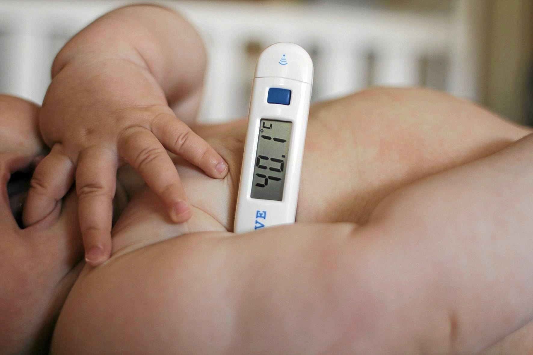 Un termómetro registra una temperatura de 40 grados en un bebé de pocos meses.