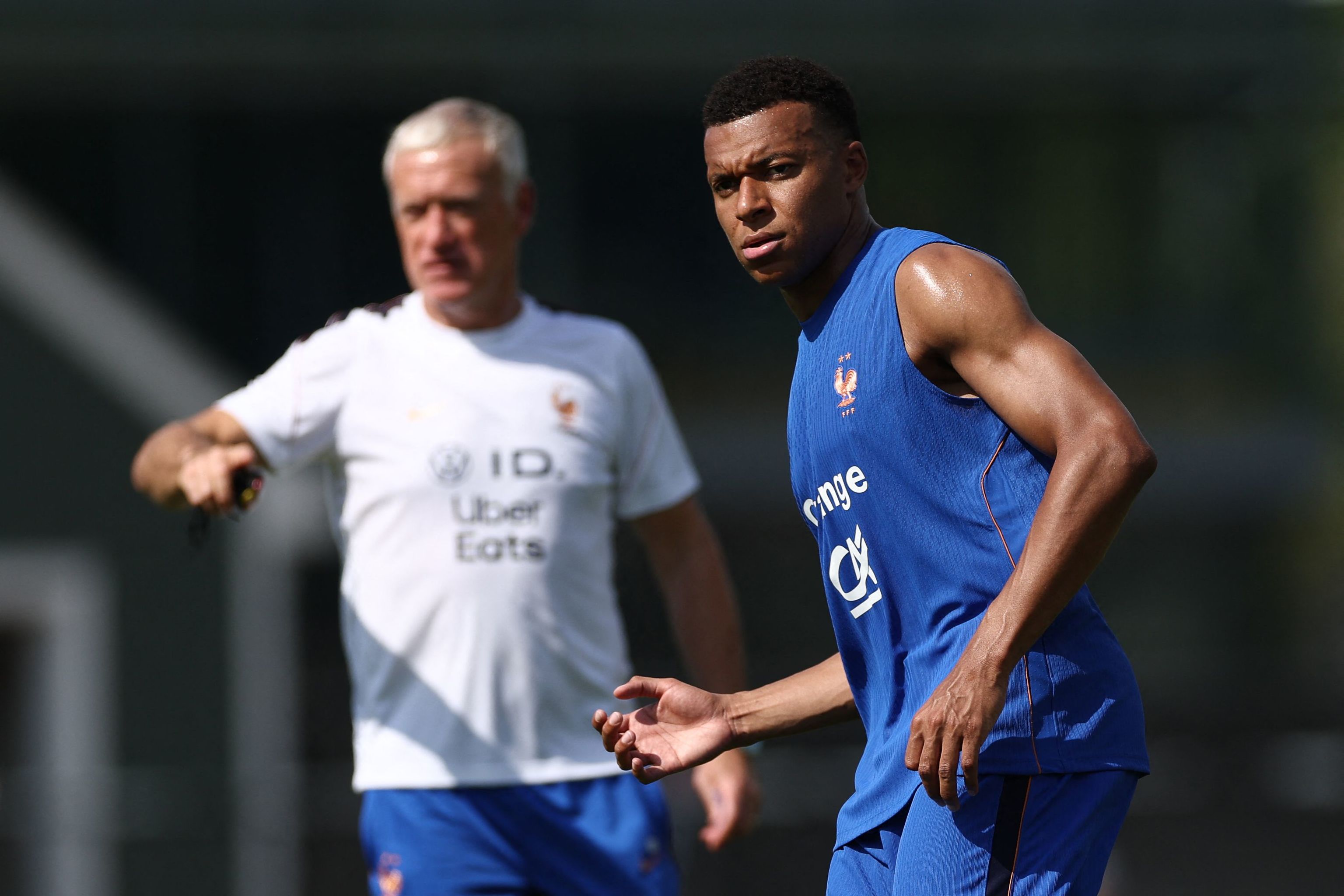 Didier Deschamps y Kylian Mbappe, durante un entrenamiento de la selección de Fracia.