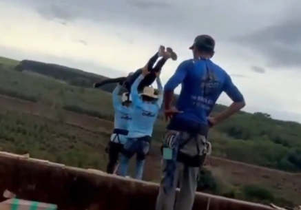 Captura de video del lanzamiento al vacío de la joven.