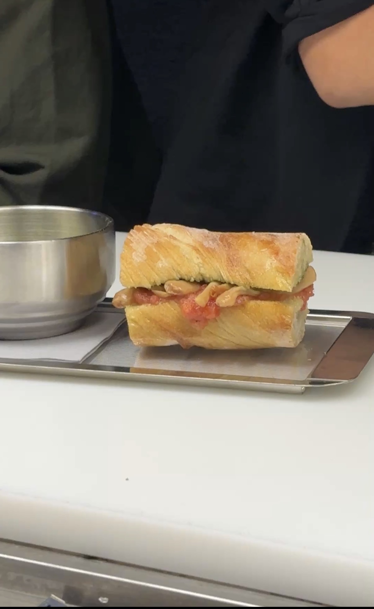Bocadillo de edición limitada con pan de tornillo y navajas de La Mar de Tazones de Sala de Despiece.