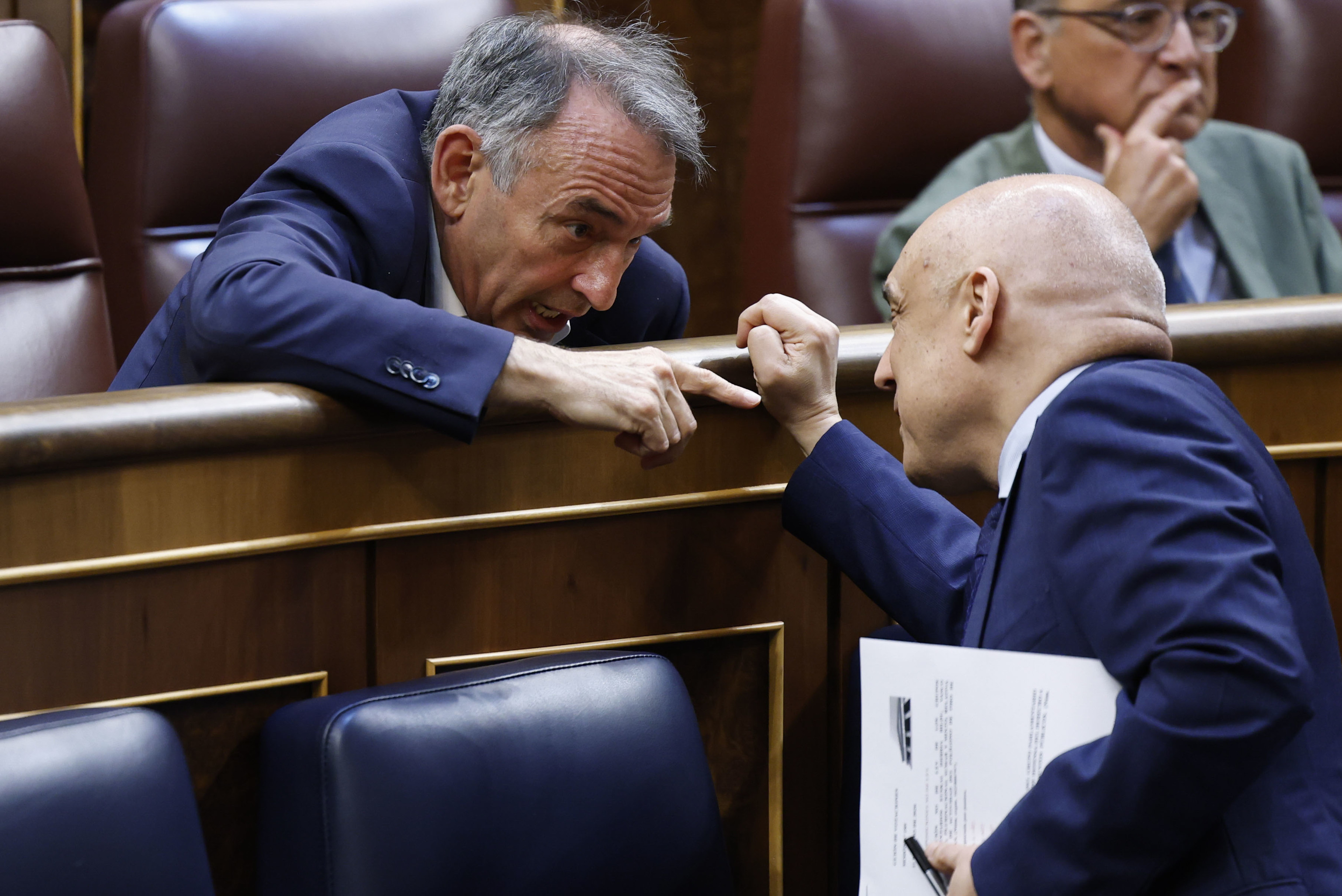 Enrique Santiago (Sumar) y el secretario de Estado para la Relación con las Cortes, Rafael Simancas (PSOE), en un Pleno del Congreso.